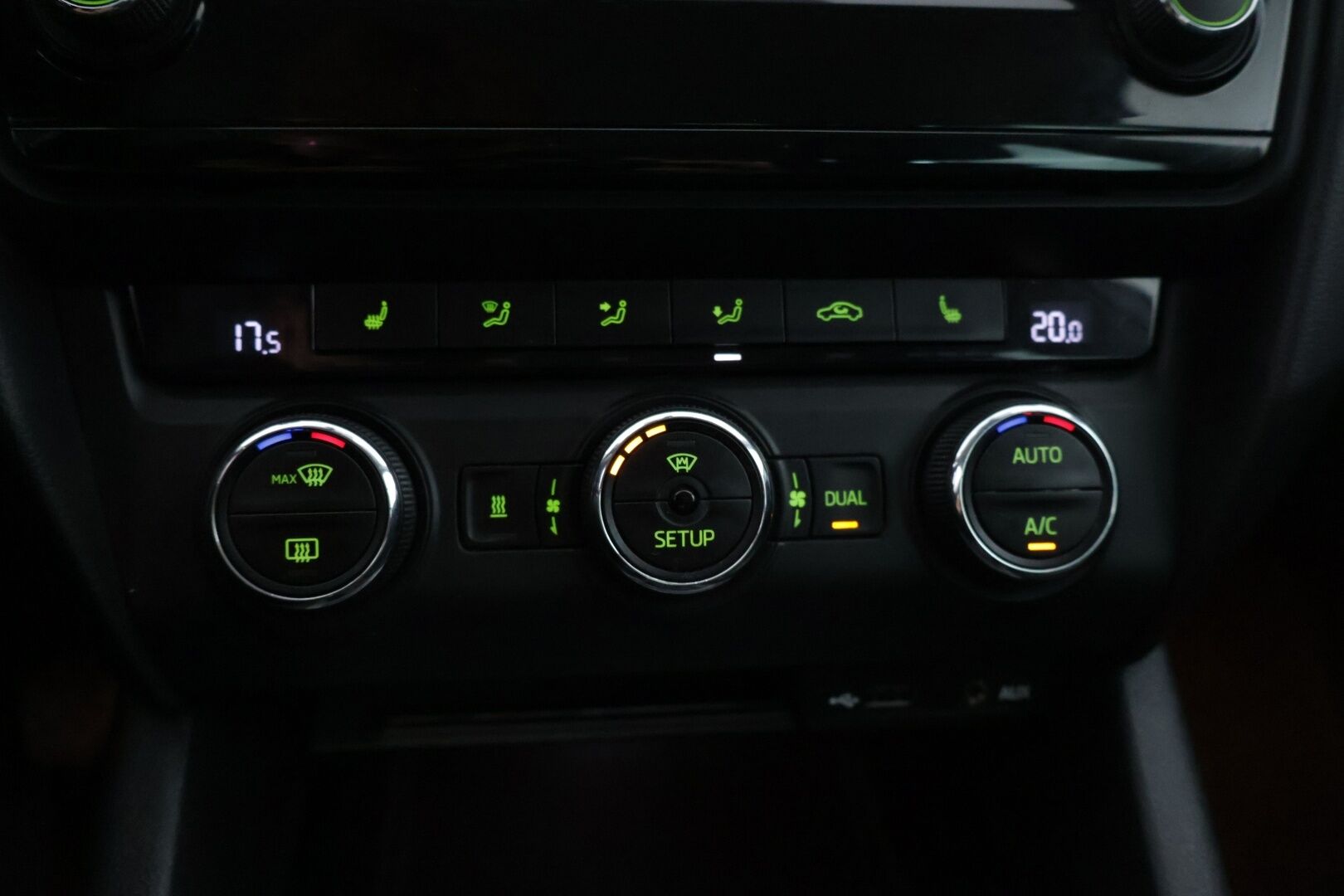 Skoda Octavia 2014 1,6 TDI Elegance * YritysOutlet - Myydään vain yrityksille * / Webasto / Suomi-auto / Nahkapenkit / Vakkari / * - Suomi-auto / webasto kaukosäätimellä / Vakkari / Kahdet hyvät renkaat / Hyvin huollettuna 