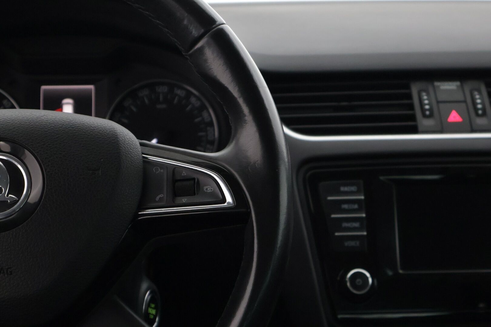 Skoda Octavia 2014 1,6 TDI Elegance * YritysOutlet - Myydään vain yrityksille * / Webasto / Suomi-auto / Nahkapenkit / Vakkari / * - Suomi-auto / webasto kaukosäätimellä / Vakkari / Kahdet hyvät renkaat / Hyvin huollettuna 