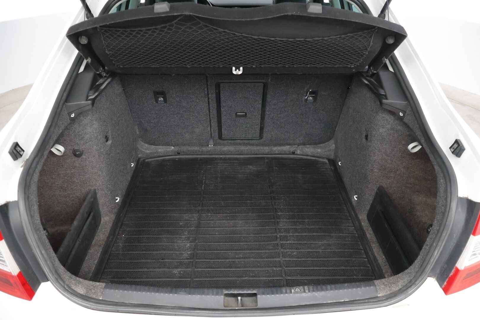 Skoda Octavia 2014 1,6 TDI Elegance * YritysOutlet - Myydään vain yrityksille * / Webasto / Suomi-auto / Nahkapenkit / Vakkari / * - Suomi-auto / webasto kaukosäätimellä / Vakkari / Kahdet hyvät renkaat / Hyvin huollettuna 