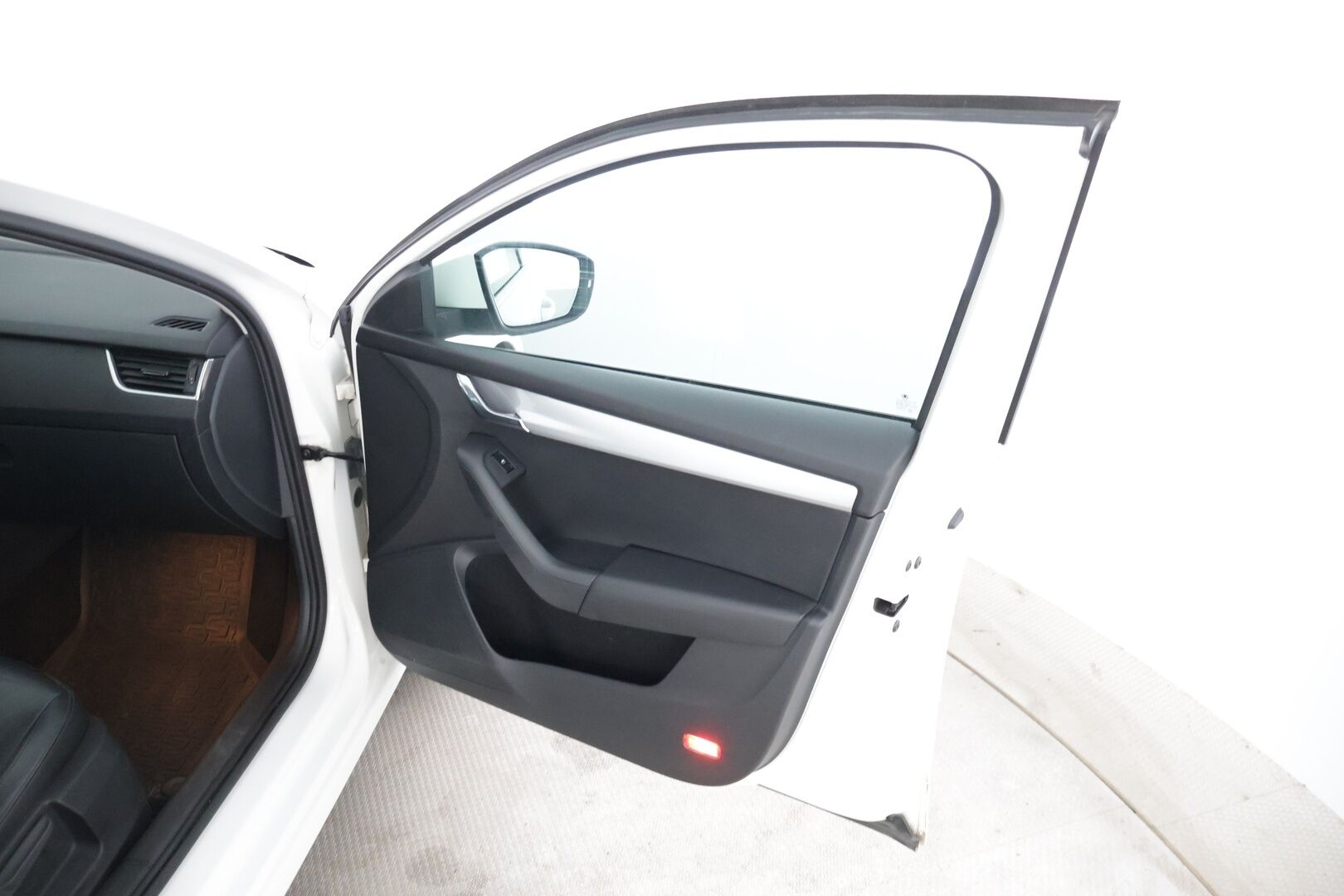 Skoda Octavia 2014 1,6 TDI Elegance * YritysOutlet - Myydään vain yrityksille * / Webasto / Suomi-auto / Nahkapenkit / Vakkari / * - Suomi-auto / webasto kaukosäätimellä / Vakkari / Kahdet hyvät renkaat / Hyvin huollettuna 