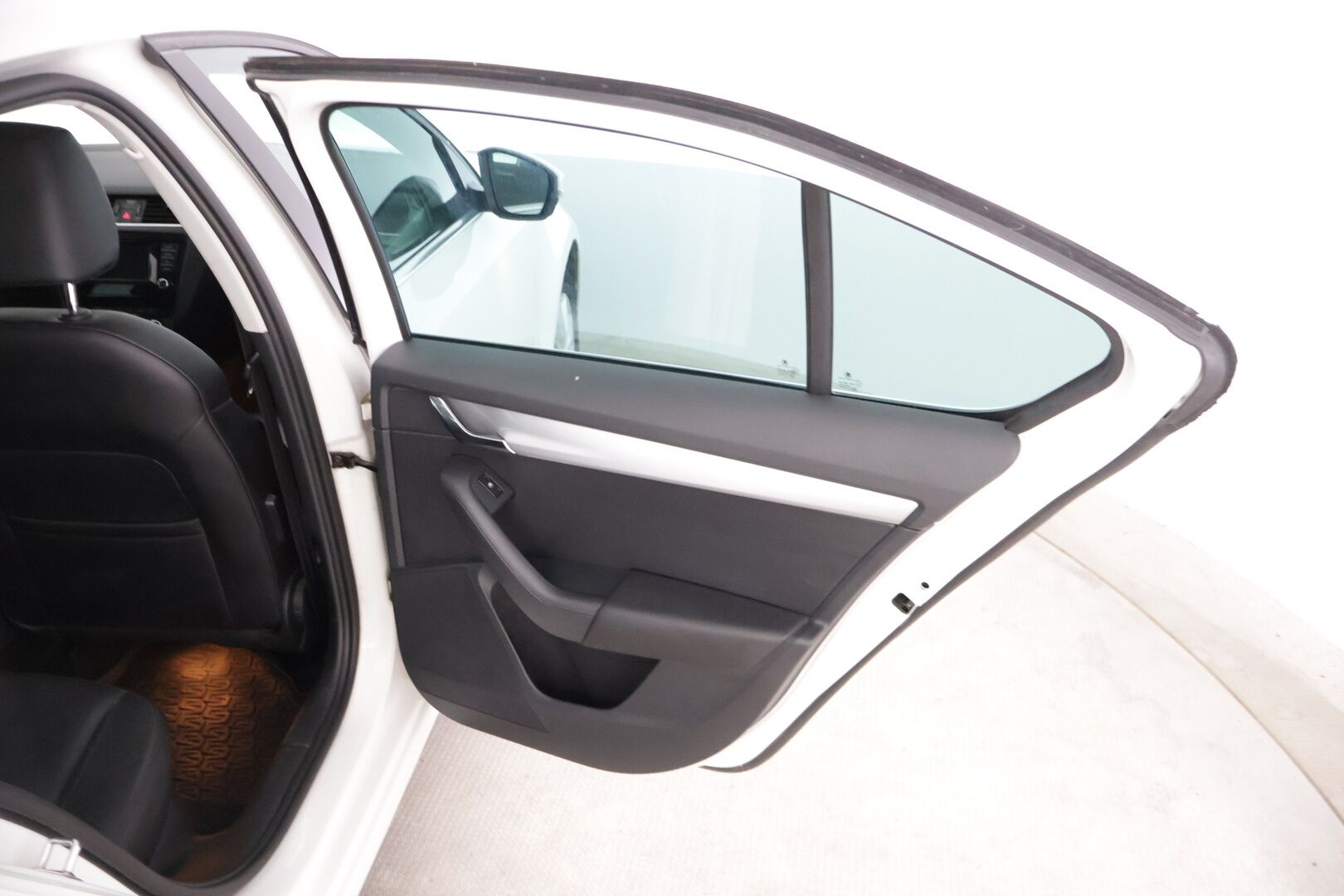 Skoda Octavia 2014 1,6 TDI Elegance * YritysOutlet - Myydään vain yrityksille * / Webasto / Suomi-auto / Nahkapenkit / Vakkari / * - Suomi-auto / webasto kaukosäätimellä / Vakkari / Kahdet hyvät renkaat / Hyvin huollettuna 