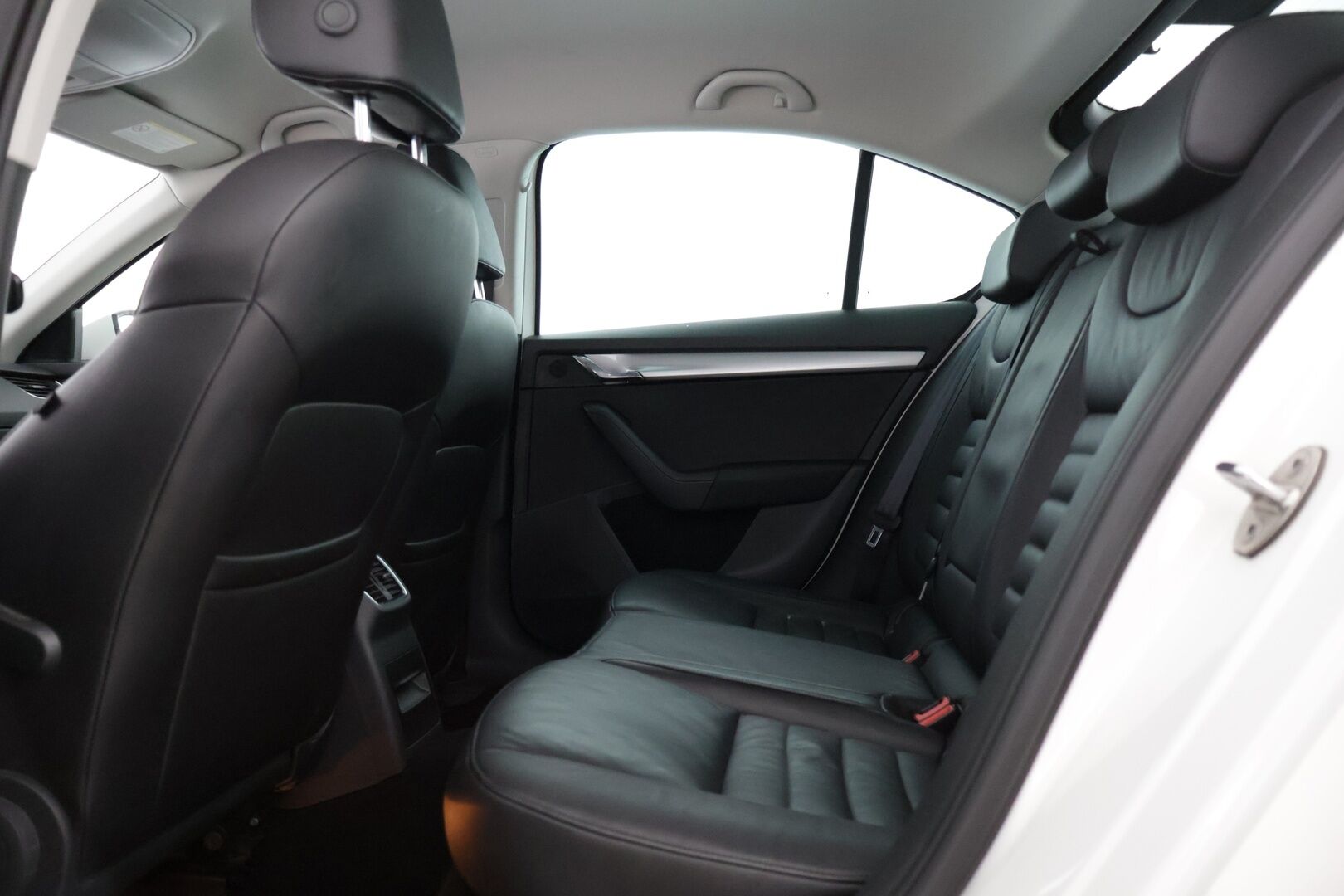 Skoda Octavia 2014 1,6 TDI Elegance * YritysOutlet - Myydään vain yrityksille * / Webasto / Suomi-auto / Nahkapenkit / Vakkari / * - Suomi-auto / webasto kaukosäätimellä / Vakkari / Kahdet hyvät renkaat / Hyvin huollettuna 