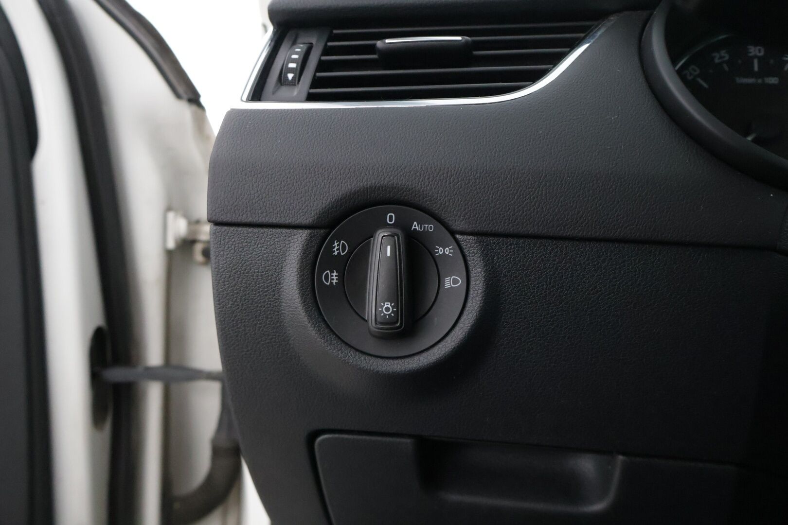 Skoda Octavia 2014 1,6 TDI Elegance * YritysOutlet - Myydään vain yrityksille * / Webasto / Suomi-auto / Nahkapenkit / Vakkari / * - Suomi-auto / webasto kaukosäätimellä / Vakkari / Kahdet hyvät renkaat / Hyvin huollettuna 