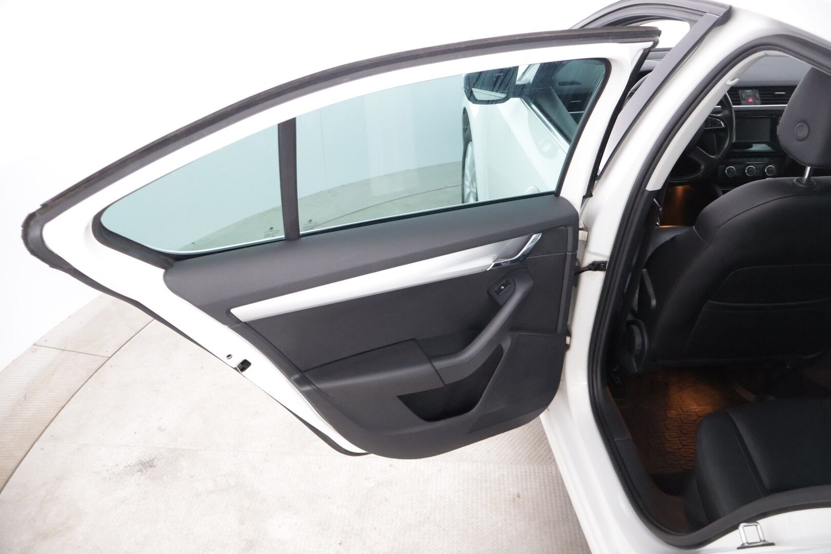 Skoda Octavia 2014 1,6 TDI Elegance * YritysOutlet - Myydään vain yrityksille * / Webasto / Suomi-auto / Nahkapenkit / Vakkari / * - Suomi-auto / webasto kaukosäätimellä / Vakkari / Kahdet hyvät renkaat / Hyvin huollettuna 
