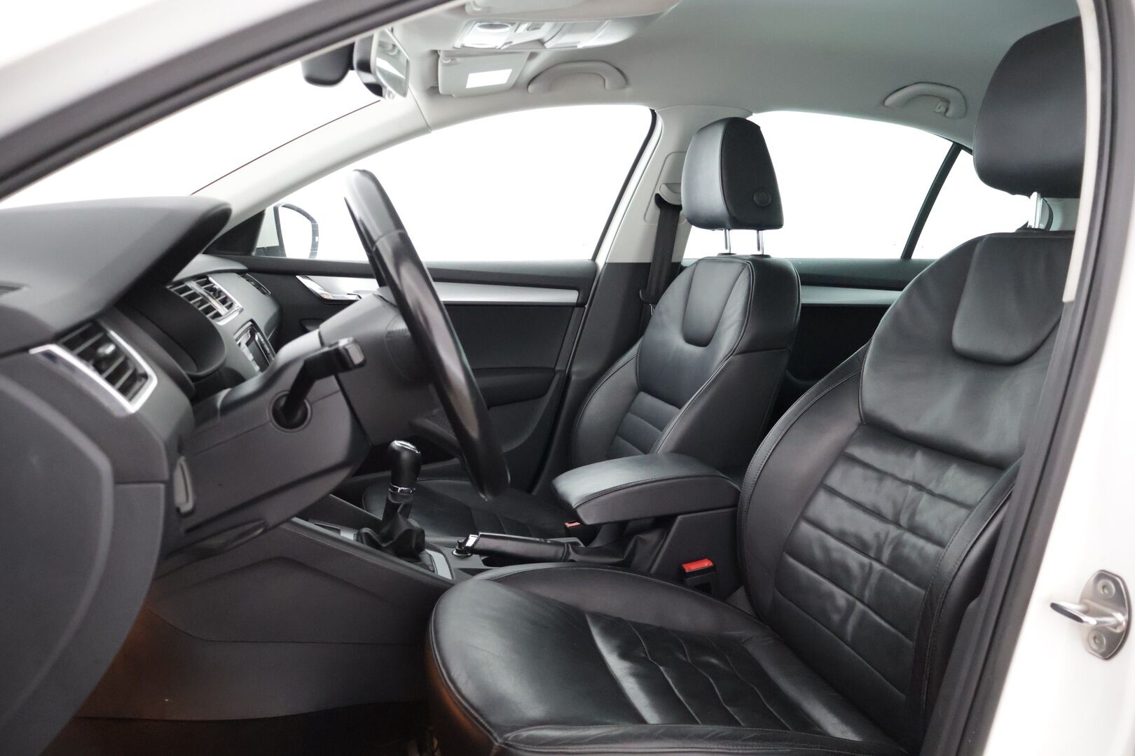 Skoda Octavia 2014 1,6 TDI Elegance * YritysOutlet - Myydään vain yrityksille * / Webasto / Suomi-auto / Nahkapenkit / Vakkari / * - Suomi-auto / webasto kaukosäätimellä / Vakkari / Kahdet hyvät renkaat / Hyvin huollettuna 