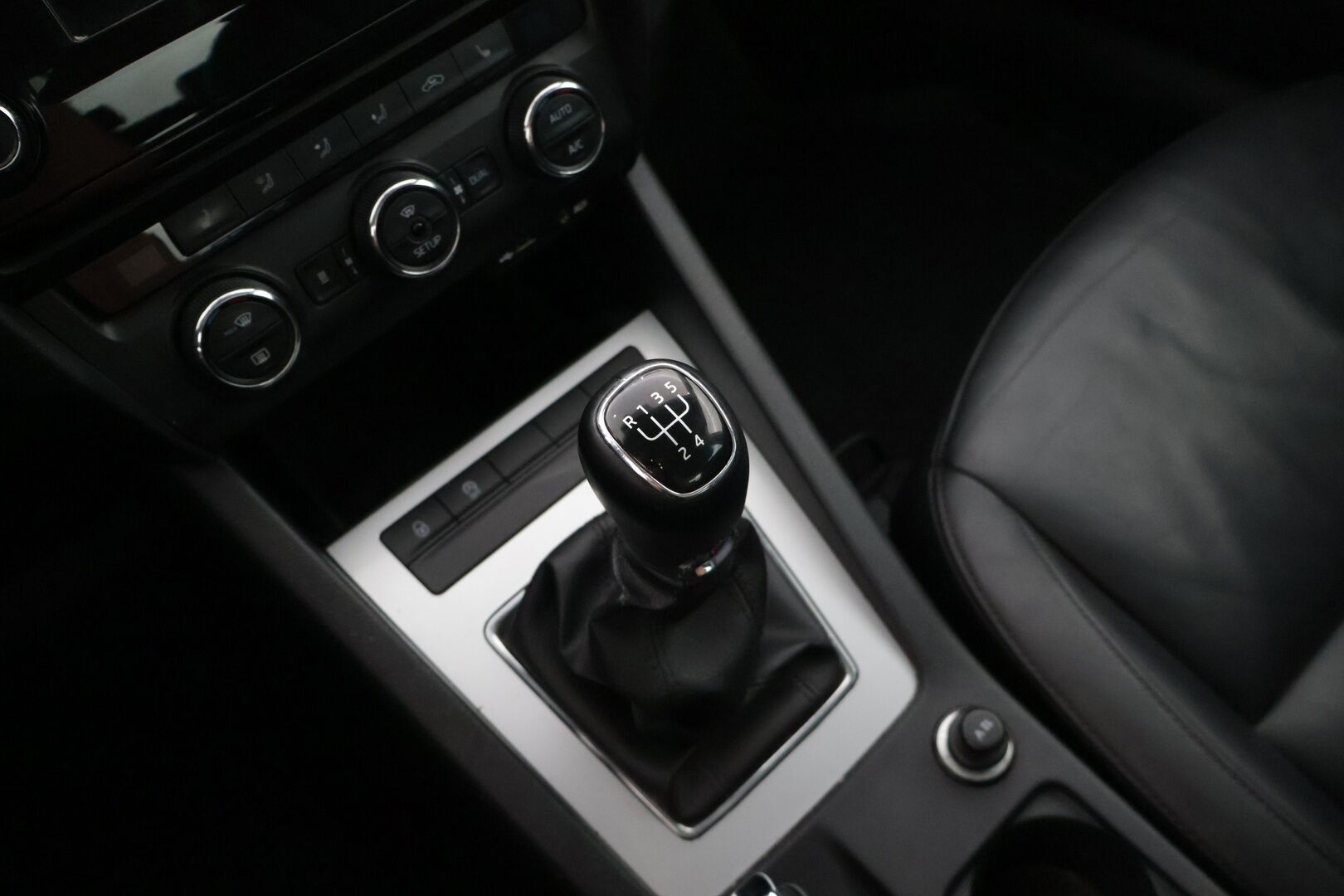 Skoda Octavia 2014 1,6 TDI Elegance * YritysOutlet - Myydään vain yrityksille * / Webasto / Suomi-auto / Nahkapenkit / Vakkari / * - Suomi-auto / webasto kaukosäätimellä / Vakkari / Kahdet hyvät renkaat / Hyvin huollettuna 
