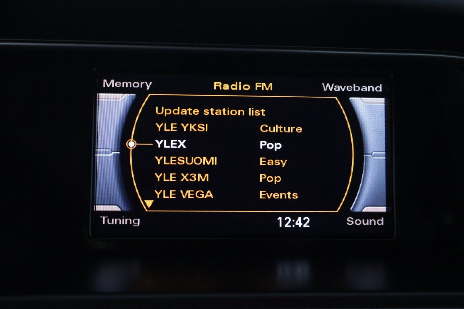 Audi A4 2014 Sedan Business 2,0 TDI 130 kW quattro S tronic S Line - | S-line Ulkopaketti | Tutkat | Vakionopeudensäädin | Webasto | Neliveto | Aluvanteet kesä- ja talvirenkaissa | Urheiluistuimet | Suomi-auto |
