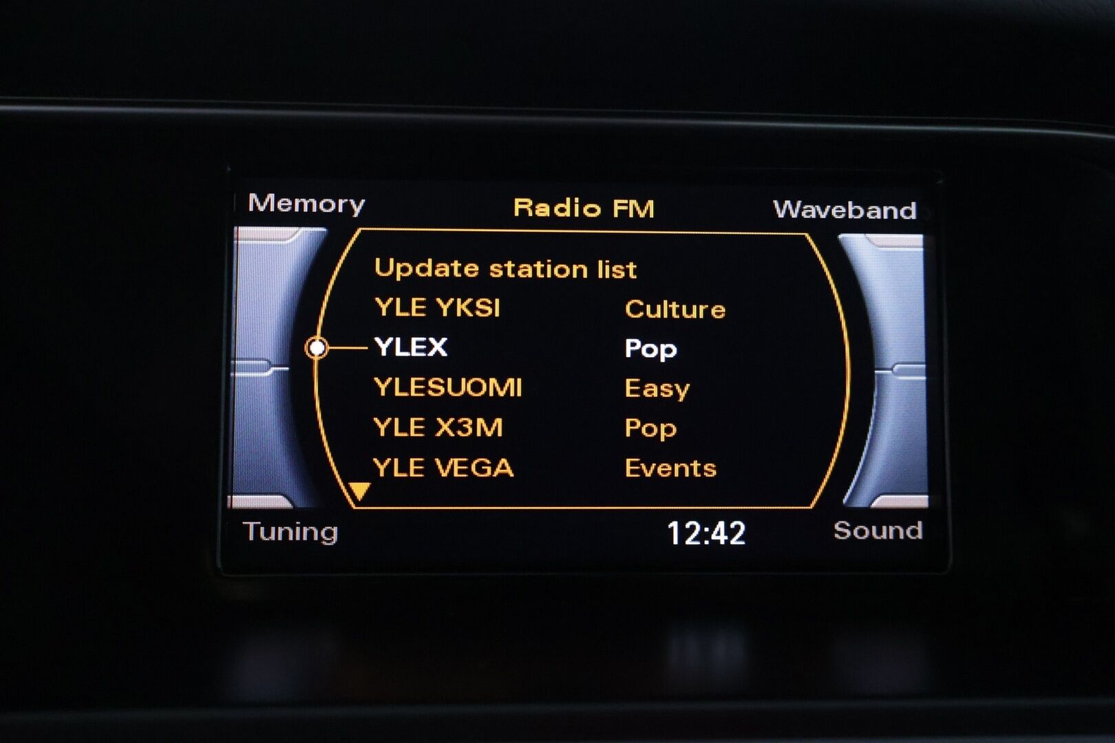 Audi A4 2014 Sedan Business 2,0 TDI 130 kW quattro S tronic S Line - | S-line Ulkopaketti | Tutkat | Vakionopeudensäädin | Webasto | Neliveto | Aluvanteet kesä- ja talvirenkaissa | Urheiluistuimet | Suomi-auto |