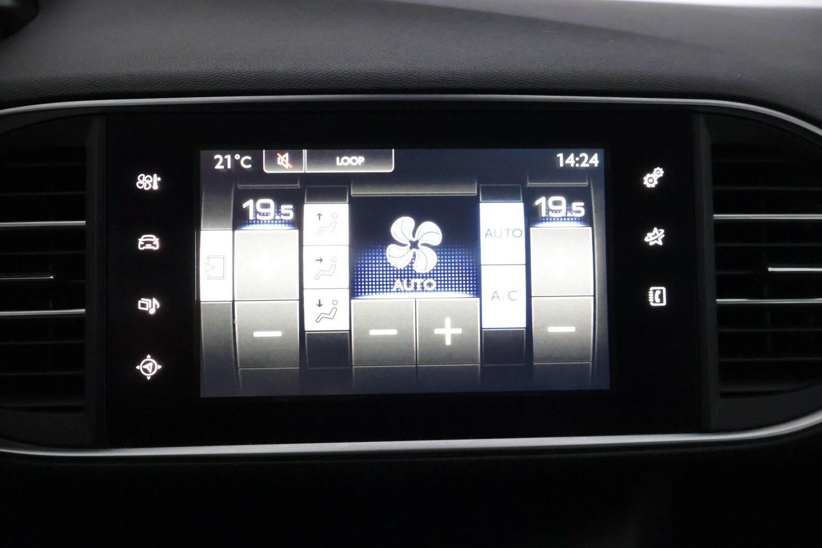 Peugeot 308 2014 Active VTi 82 * Suomi-auto / Lohkolämmitin / Peruutuskamera / Tutkat eteen ja taakse / Bluetooth Audio / 2x renkaat * - *Myydään huutokaupat.com* * Särmät huollot / Hyvät varusteet / Siistikuntoinen yksilö / 2x hyvät renkaat vanteineen *