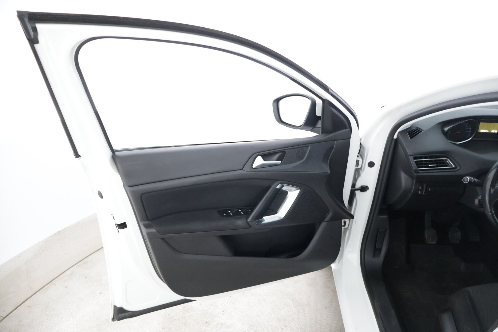 Peugeot 308 2014 Active VTi 82 * Suomi-auto / Lohkolämmitin / Peruutuskamera / Tutkat eteen ja taakse / Bluetooth Audio / 2x renkaat * - *Myydään huutokaupat.com* * Särmät huollot / Hyvät varusteet / Siistikuntoinen yksilö / 2x hyvät renkaat vanteineen *