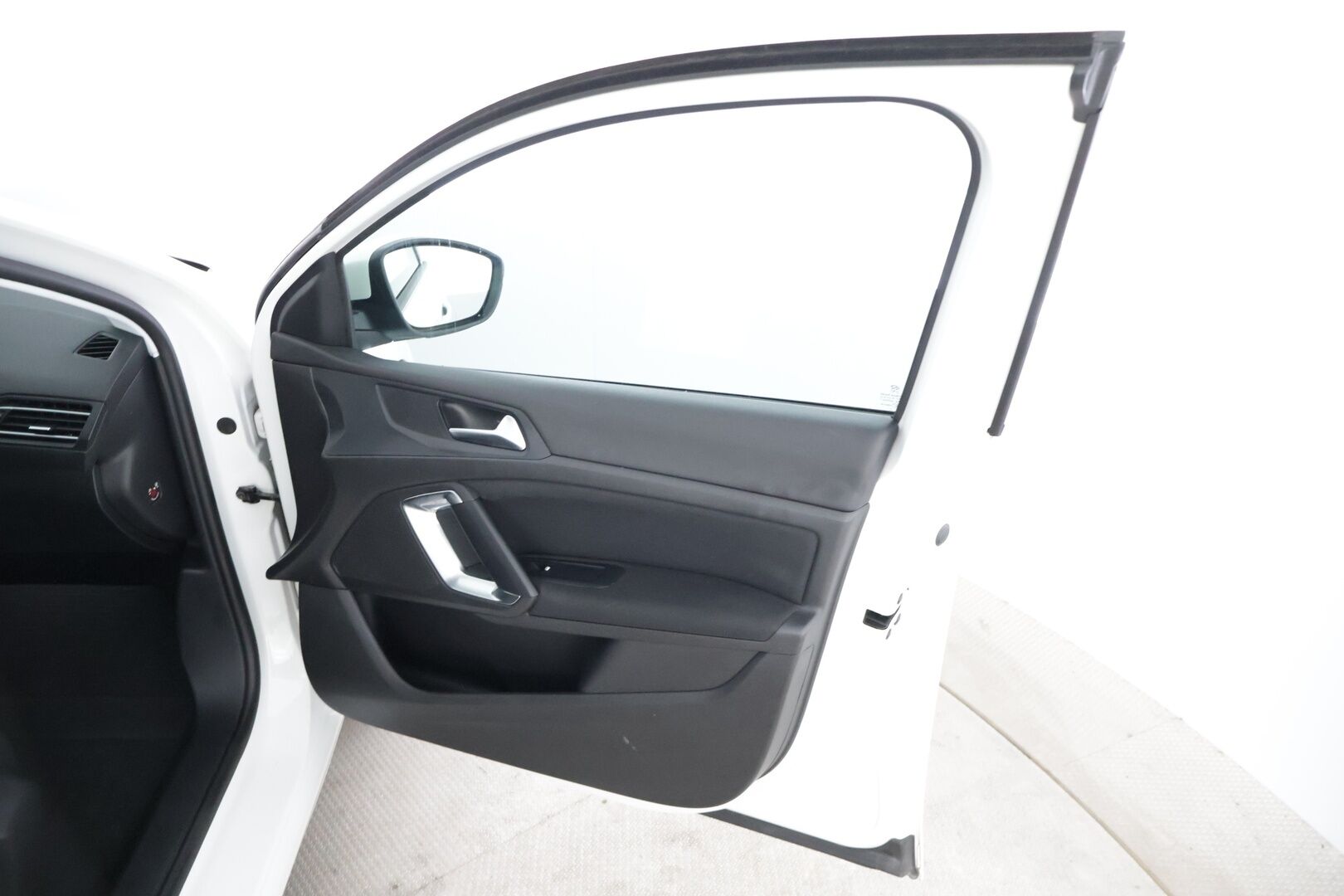 Peugeot 308 2014 Active VTi 82 * Suomi-auto / Lohkolämmitin / Peruutuskamera / Tutkat eteen ja taakse / Bluetooth Audio / 2x renkaat * - *Myydään huutokaupat.com* * Särmät huollot / Hyvät varusteet / Siistikuntoinen yksilö / 2x hyvät renkaat vanteineen *