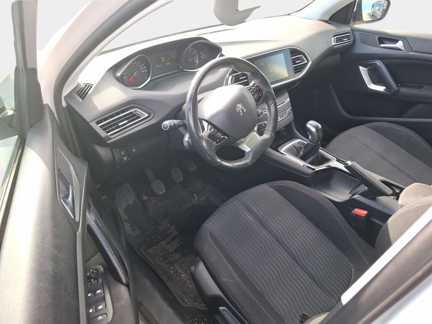 Peugeot 308 2014 Active VTi 82 * Suomi-auto / Lohkolämmitin / Peruutuskamera / Tutkat eteen ja taakse / Bluetooth Audio / 2x renkaat * - *Myydään huutokaupat.com* * Särmät huollot / Hyvät varusteet / Siistikuntoinen yksilö / 2x hyvät renkaat vanteineen *
