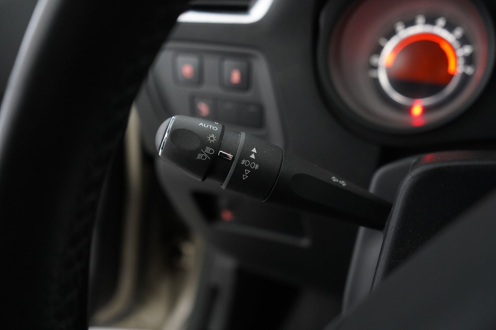 Citroen C4 2013 HDi 92 Edition  *Vakkari / Lohkolämmitin / P. Tutkat / Ilmastointi* - Suomi-auto | Kahdet alumiinivanteet renkailla | Touchpad | Jakopää just tehtynä | - KORKO VAIN 3,99 %