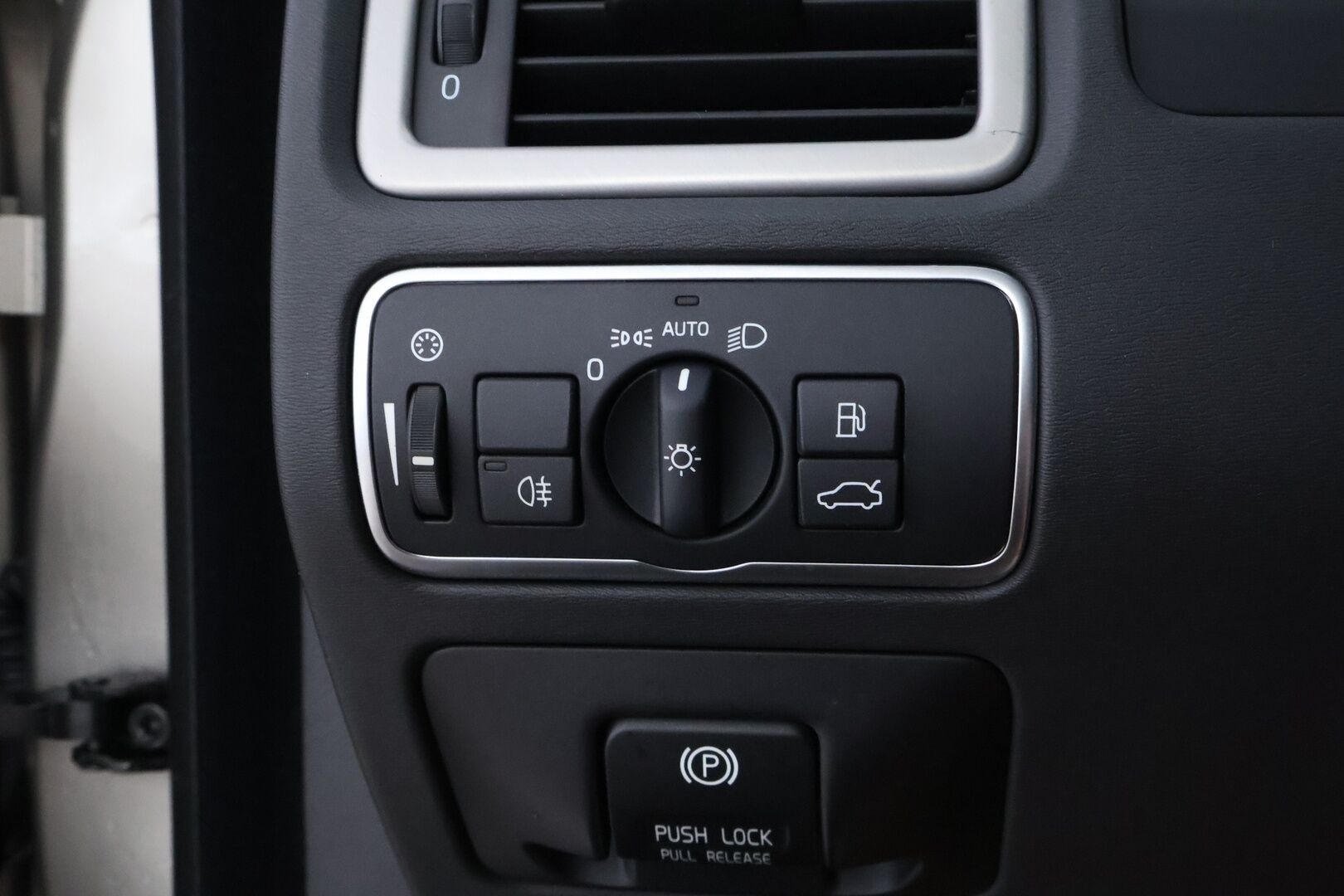 Volvo V70 2014 D4 Momentum Taksi aut - Suomi-auto | Webasto | Koukku | Nahkasisusta | High Performance Audio | Digimittaristo | Xenon | Jakopää tehty!