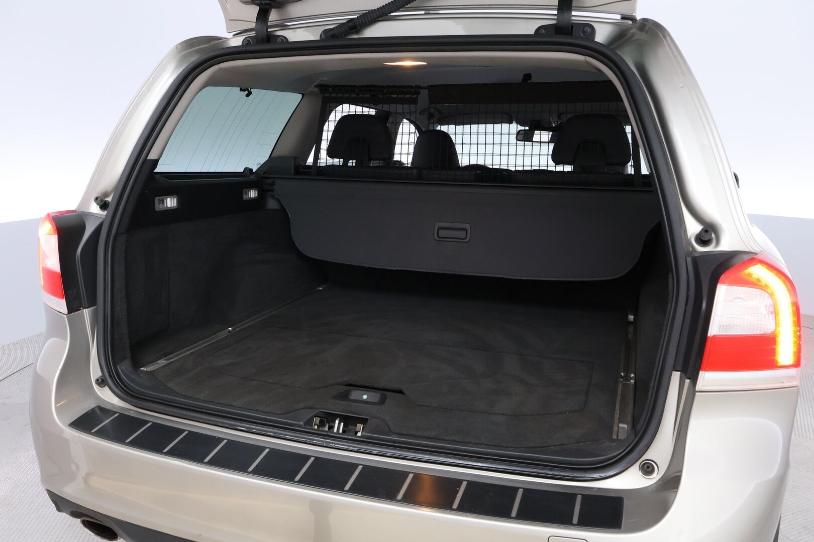 Volvo V70 2014 D4 Momentum Taksi aut - Suomi-auto | Webasto | Koukku | Nahkasisusta | High Performance Audio | Digimittaristo | Xenon | Jakopää tehty!