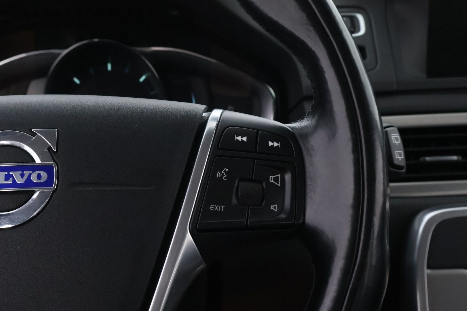 Volvo V70 2014 D4 Momentum Taksi aut - Suomi-auto | Webasto | Koukku | Nahkasisusta | High Performance Audio | Digimittaristo | Xenon | Jakopää tehty!