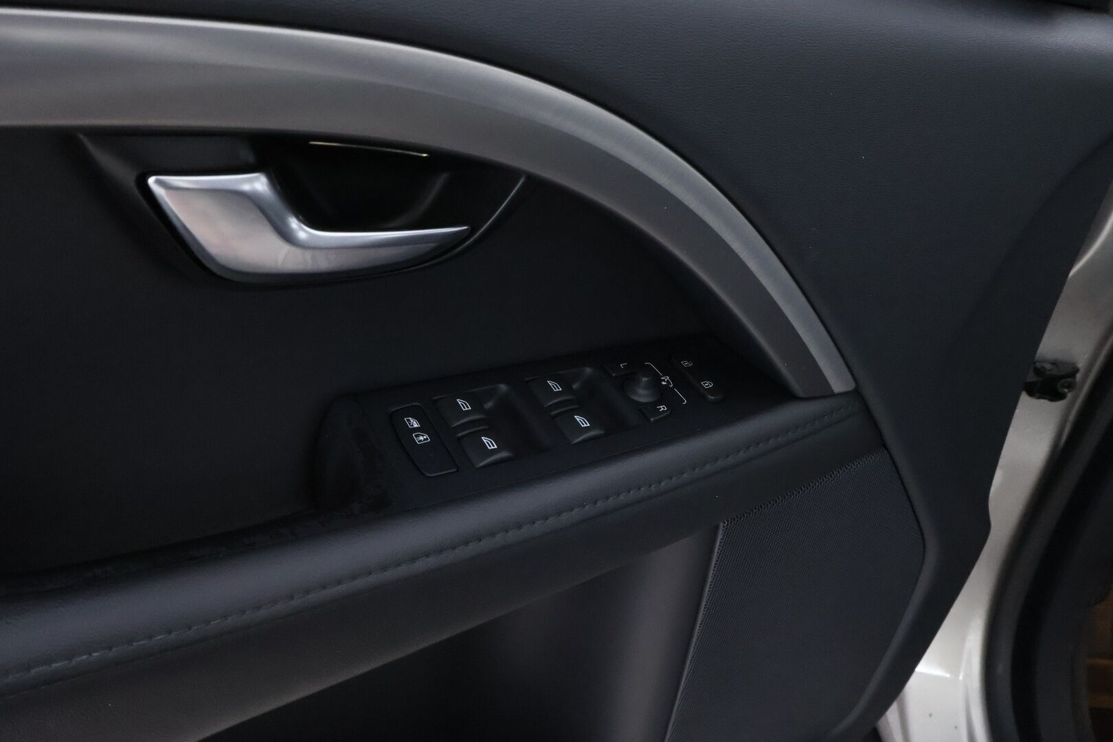 Volvo V70 2014 D4 Momentum Taksi aut - Suomi-auto | Webasto | Koukku | Nahkasisusta | High Performance Audio | Digimittaristo | Xenon | Jakopää tehty!