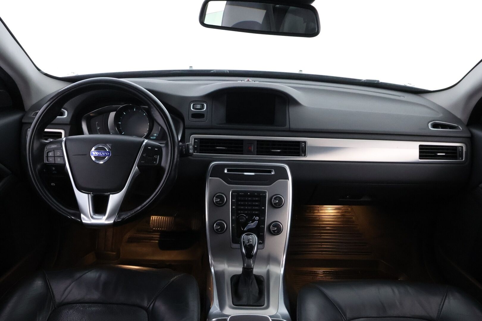 Volvo V70 2014 D4 Momentum Taksi aut - Suomi-auto | Webasto | Koukku | Nahkasisusta | High Performance Audio | Digimittaristo | Xenon | Jakopää tehty!