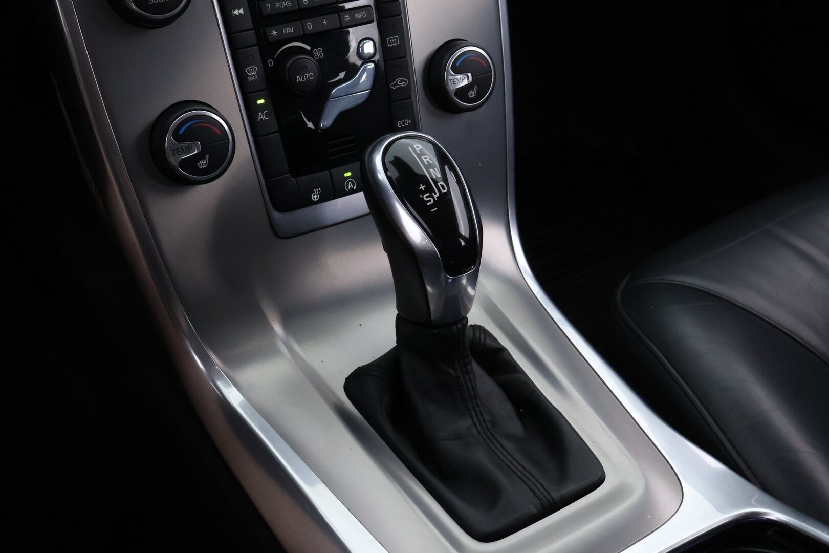 Volvo V70 2014 D4 Momentum Taksi aut - Suomi-auto | Webasto | Koukku | Nahkasisusta | High Performance Audio | Digimittaristo | Xenon | Jakopää tehty!