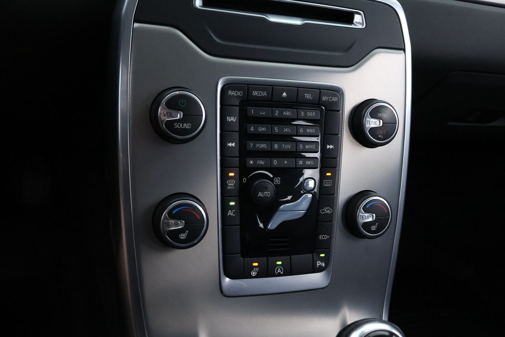 Volvo V70 2014 D4 Momentum Taksi aut - Suomi-auto | Webasto | Koukku | Nahkasisusta | High Performance Audio | Digimittaristo | Xenon | Jakopää tehty!