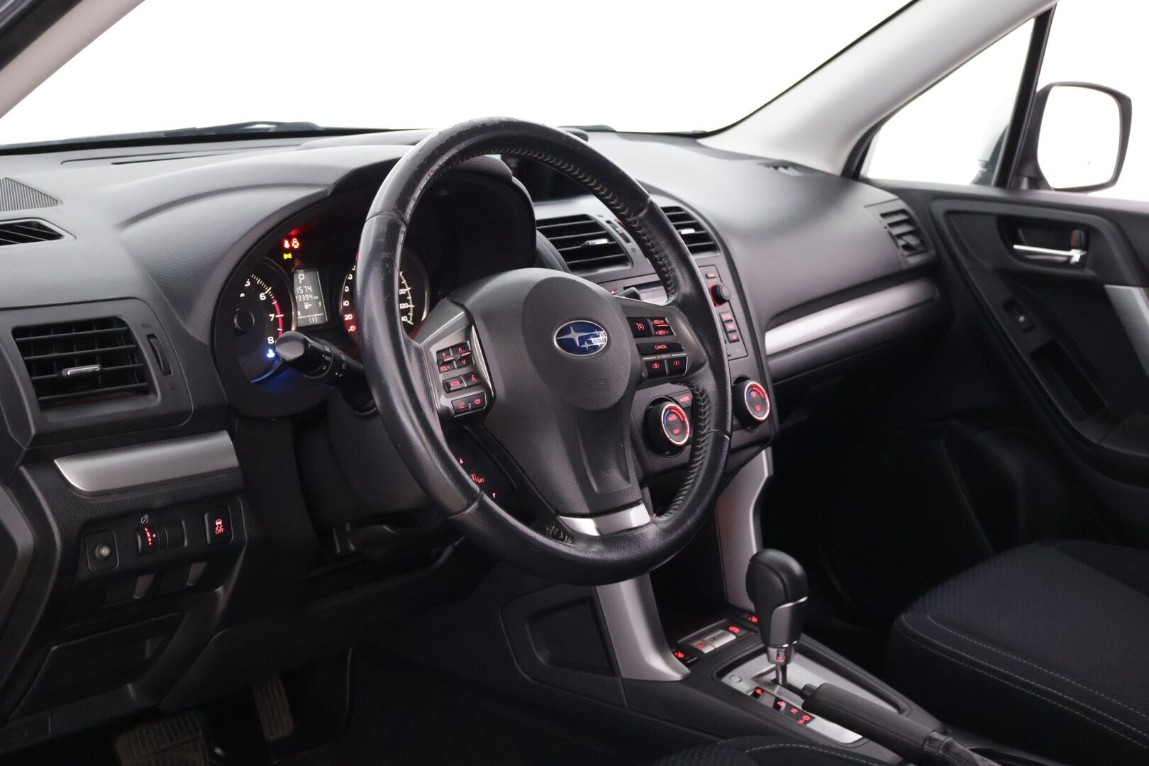 Subaru Forester 2014 2,0i XS CVT *Webasto / P. kamera / Vetokoukku / Kuskinpenkki sähkösäädöllä / Vakkari / Xenon* - Suomi-auto / Katsastettu 05/25 / Todella kattava huoltohistoria / Uudehkot laatu nastarenkaat / X-Mode