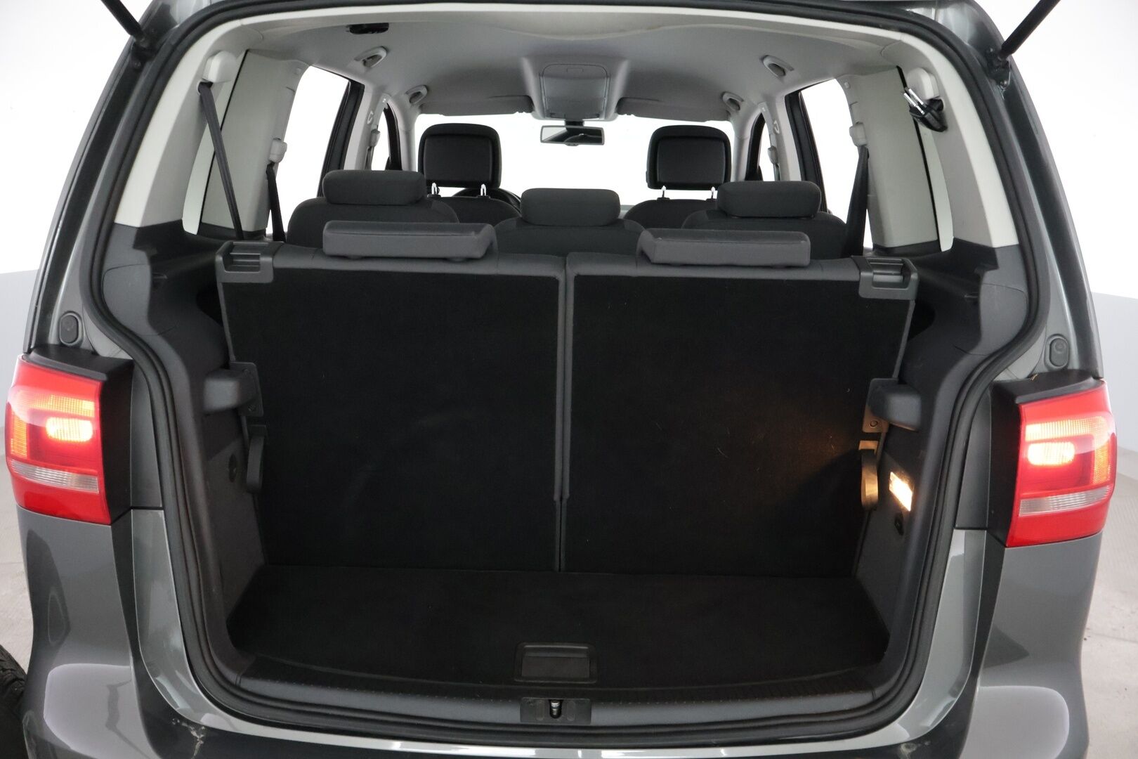 Volkswagen Touran 2014 Comfortline 1,4 TSI 103 kW (140 hv) DSG-automaatti - *7-Paikkainen / Koukku / Webasto / Xenovalot / Tutkat*