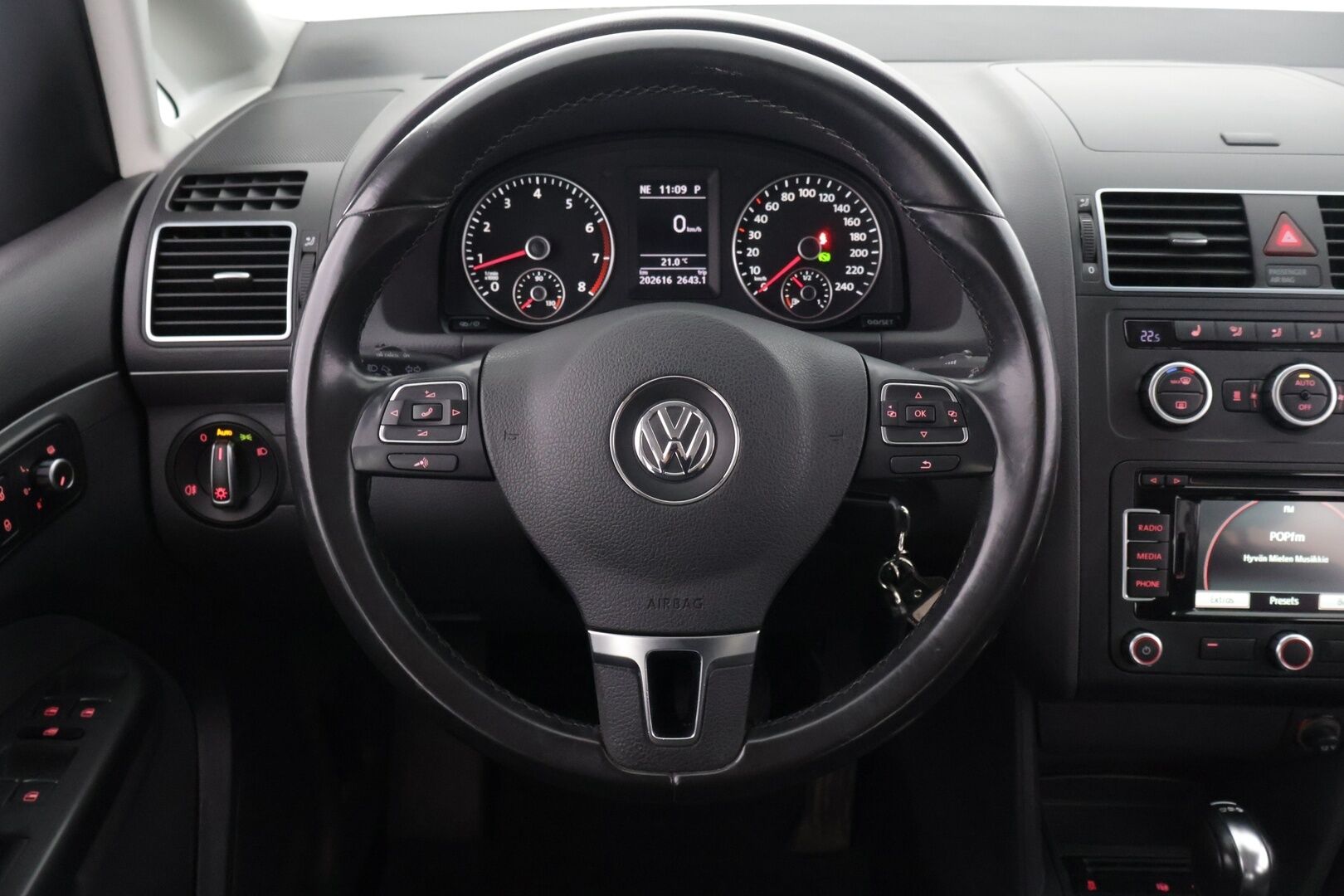 Volkswagen Touran 2014 Comfortline 1,4 TSI 103 kW (140 hv) DSG-automaatti - *7-Paikkainen / Koukku / Webasto / Xenovalot / Tutkat*