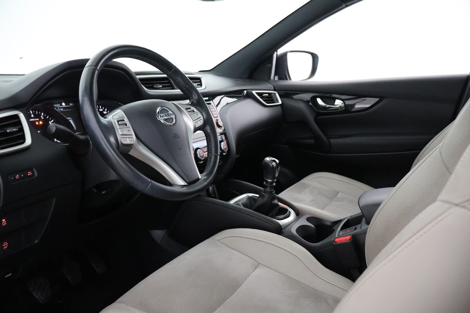 Nissan Qashqai 2015 DIG-T 115 Business 360 2WD 6M/T Alcantara - | 360° | Lasikatto | Vetokoukku | Suomi-Auto | BLIS | Keyless | LED | Nahka-alcantara