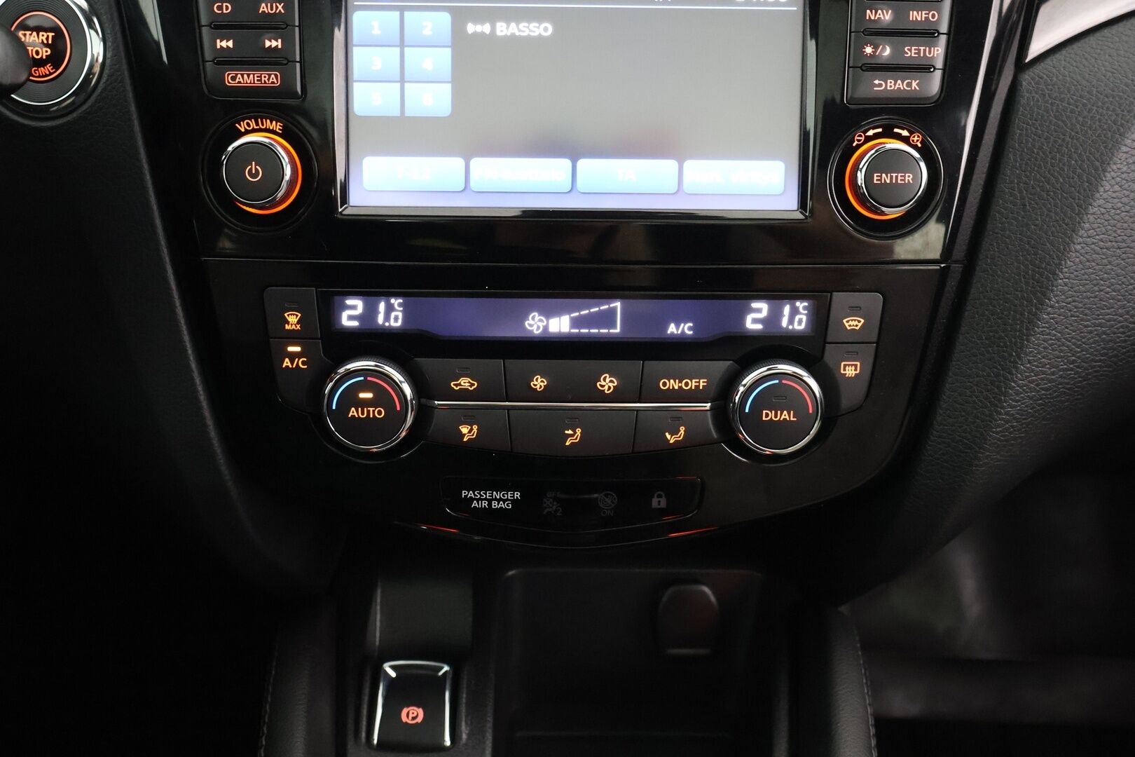 Nissan Qashqai 2015 DIG-T 115 Business 360 2WD 6M/T Alcantara - | 360° | Lasikatto | Vetokoukku | Suomi-Auto | BLIS | Keyless | LED | Nahka-alcantara
