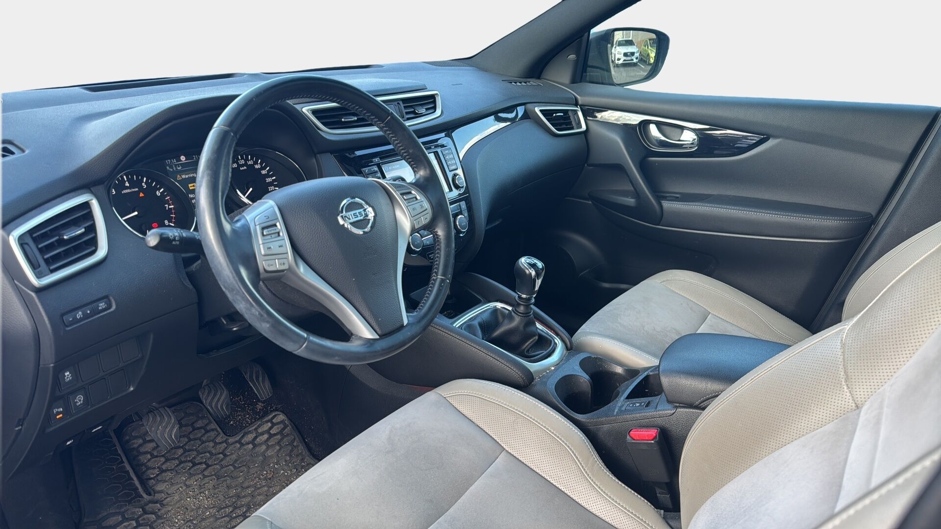 Nissan Qashqai 2015 DIG-T 115 Business 360 2WD 6M/T Alcantara - | 360° | Lasikatto | Vetokoukku | Suomi-Auto | BLIS | Keyless | LED | Nahka-alcantara