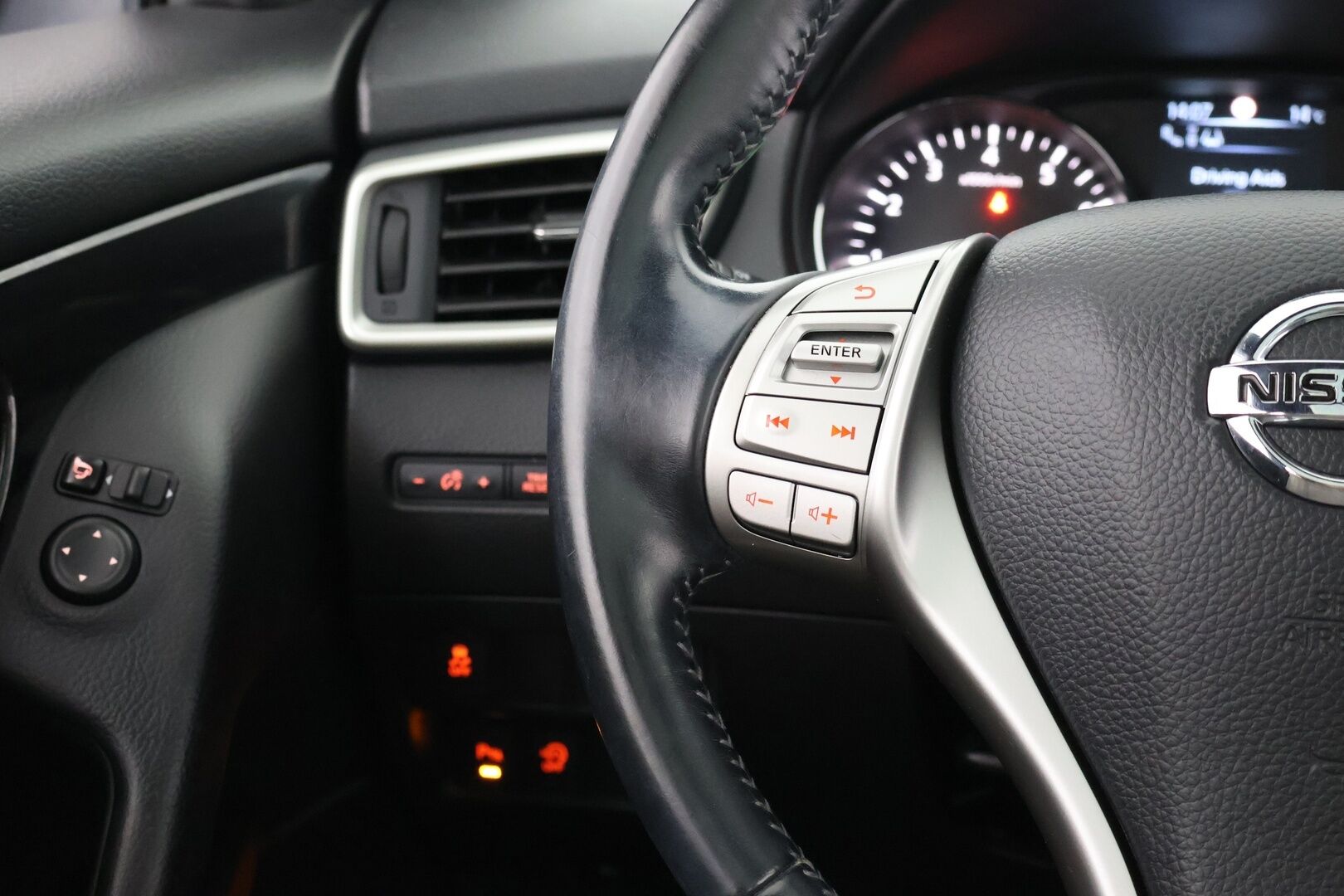 Nissan Qashqai 2015 DIG-T 115 Business 360 2WD 6M/T Alcantara - | 360° | Lasikatto | Vetokoukku | Suomi-Auto | BLIS | Keyless | LED | Nahka-alcantara