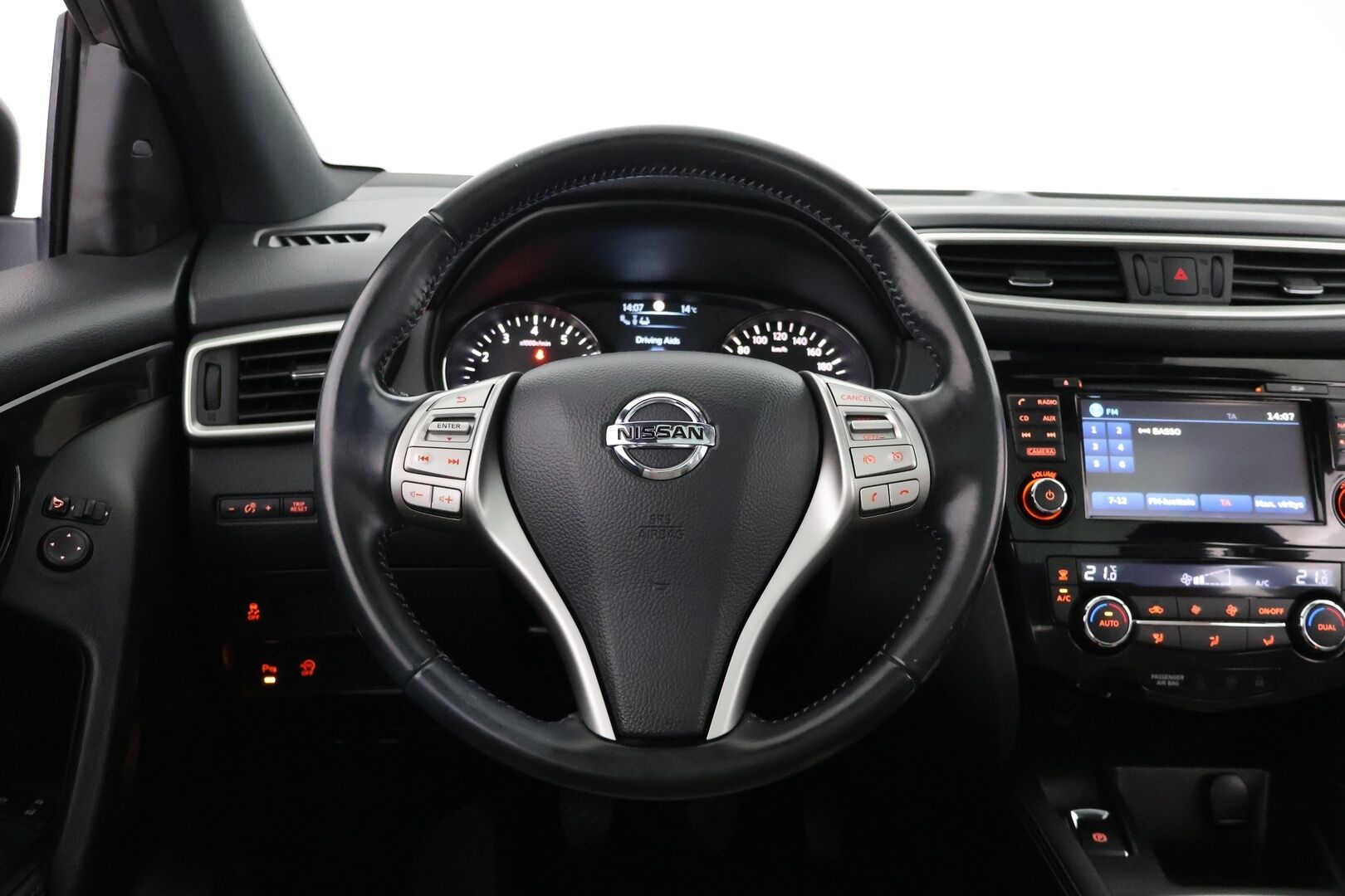 Nissan Qashqai 2015 DIG-T 115 Business 360 2WD 6M/T Alcantara - | 360° | Lasikatto | Vetokoukku | Suomi-Auto | BLIS | Keyless | LED | Nahka-alcantara