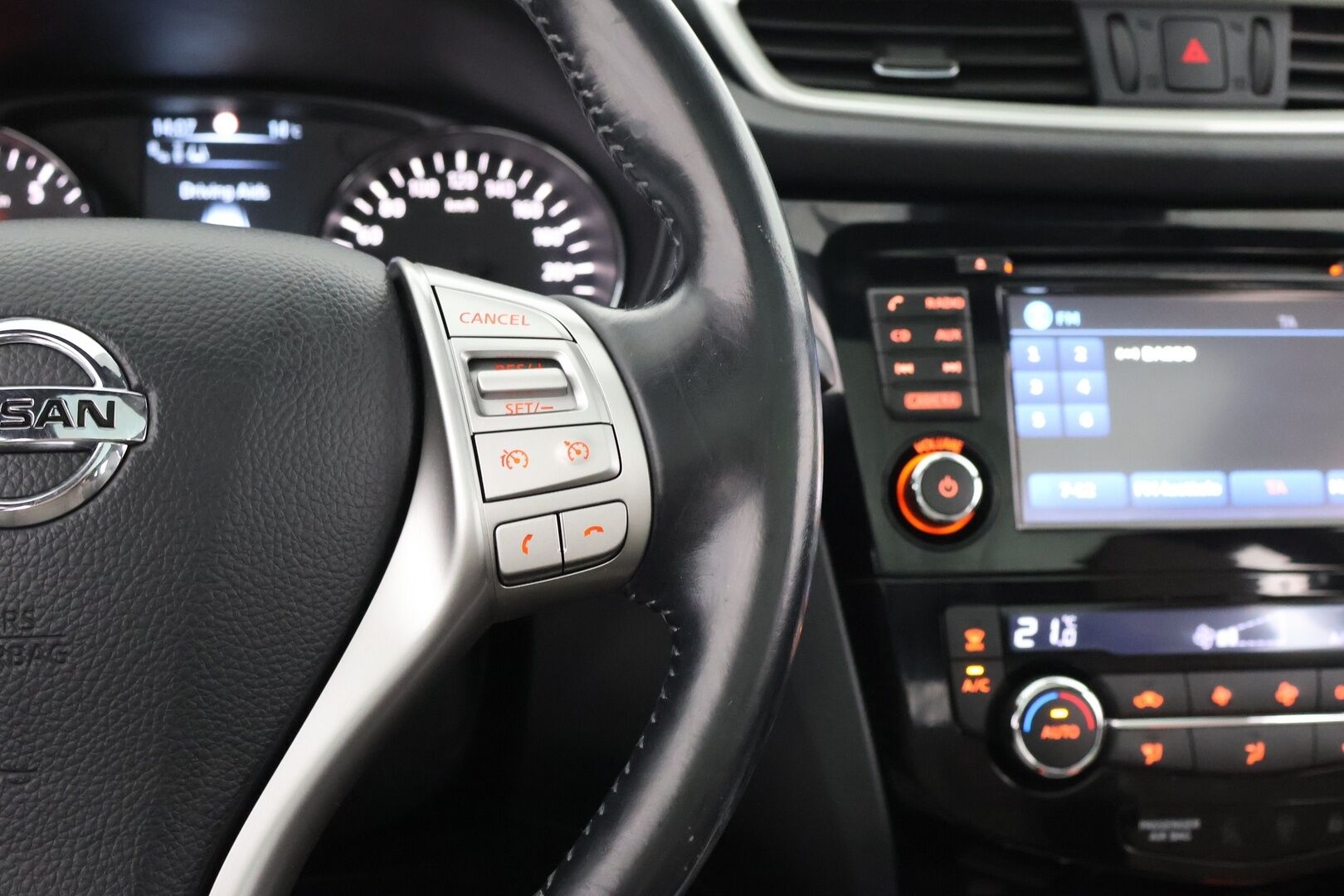 Nissan Qashqai 2015 DIG-T 115 Business 360 2WD 6M/T Alcantara - | 360° | Lasikatto | Vetokoukku | Suomi-Auto | BLIS | Keyless | LED | Nahka-alcantara