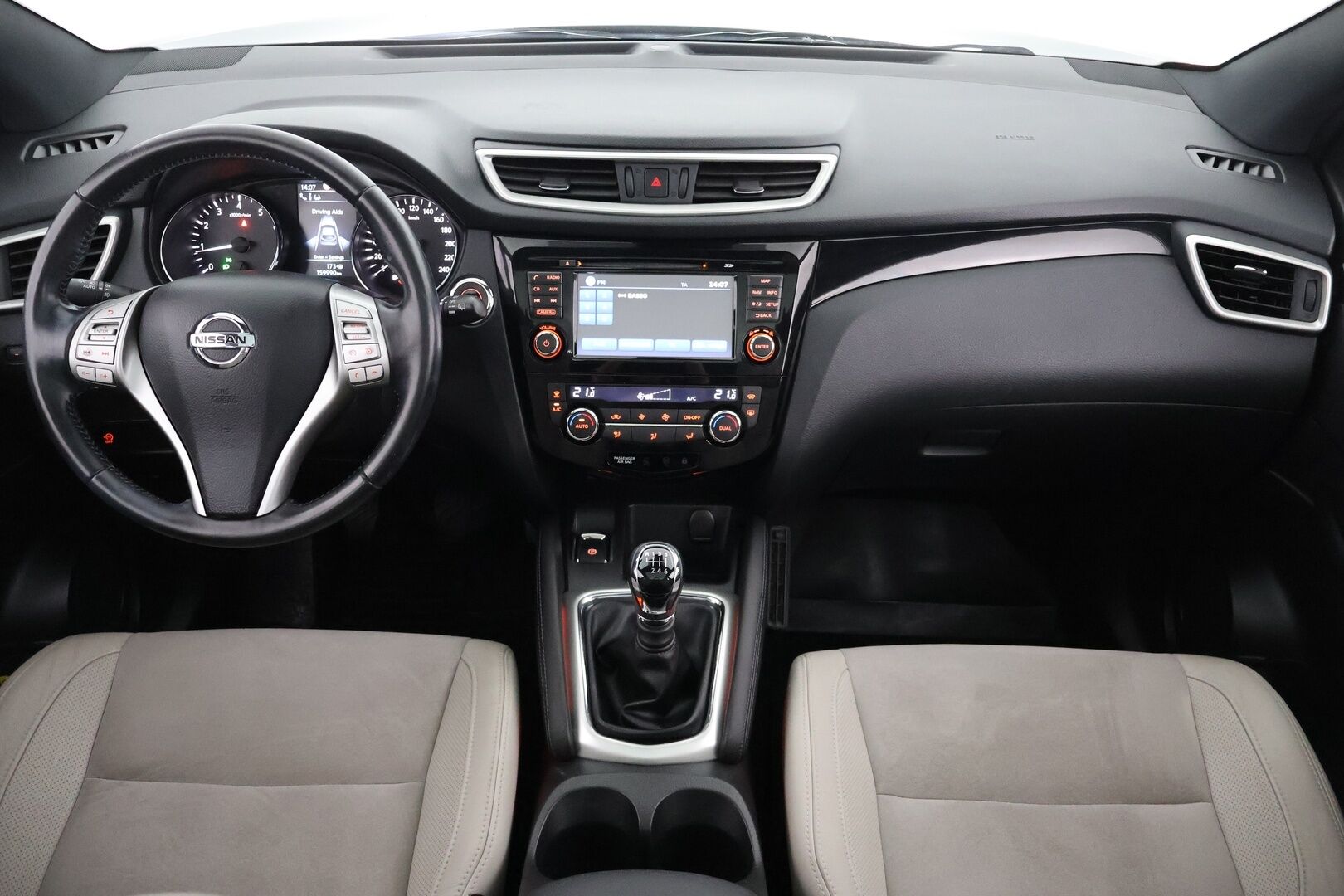 Nissan Qashqai 2015 DIG-T 115 Business 360 2WD 6M/T Alcantara - | 360° | Lasikatto | Vetokoukku | Suomi-Auto | BLIS | Keyless | LED | Nahka-alcantara
