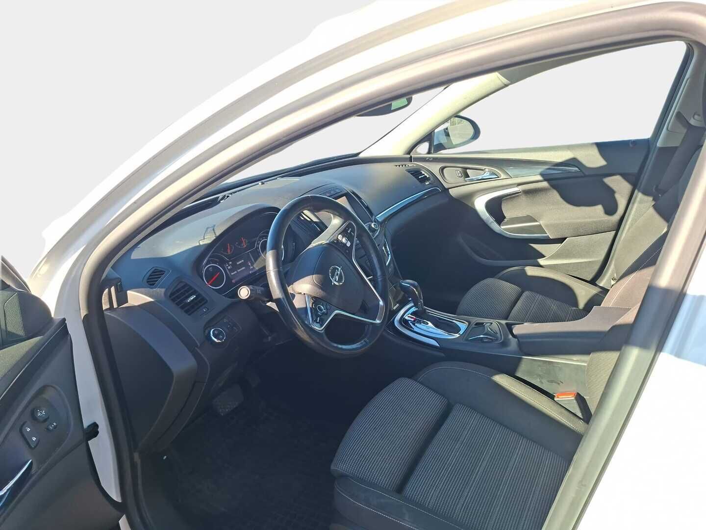 Opel Insignia 2015 Country Tourer 2,0 CDTI BiTurbo 4x4 143kW AT6 - | Vakkari | Juuri uusittu tuulilasi | Lämmitettävä Ratti |