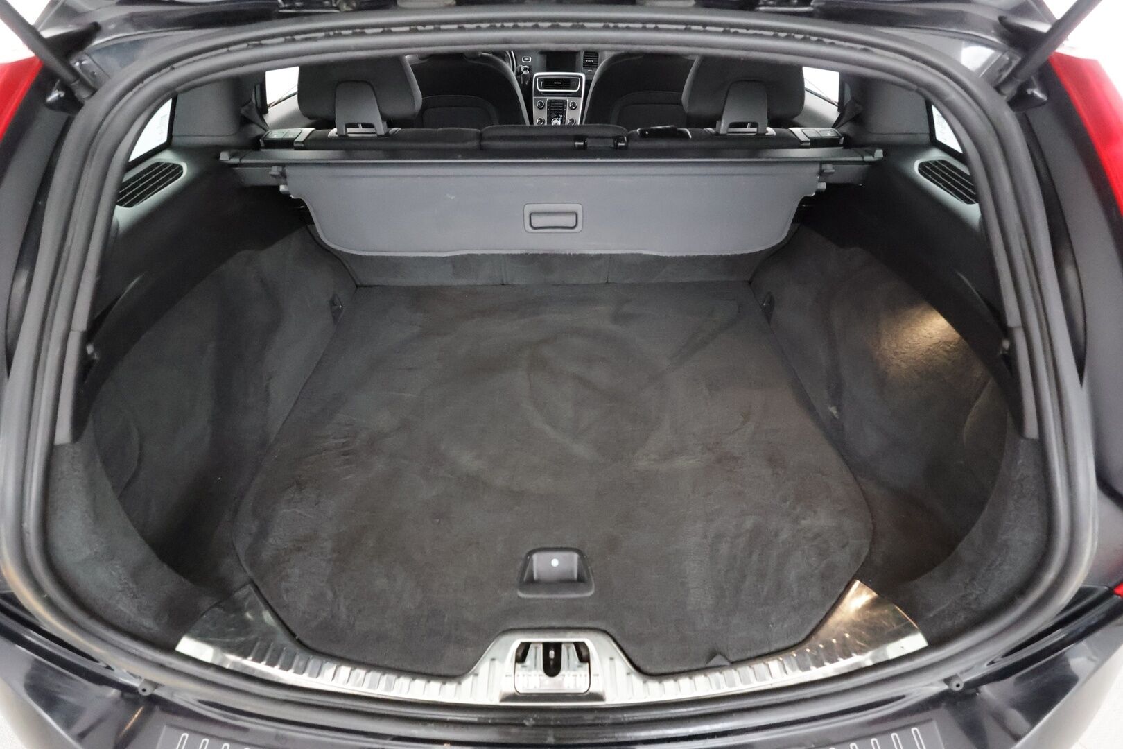 Volvo V60 2014 D4 AWD Business Edition aut - | Webasto | Facelift | Vakkari | Xenon | Kaarevalot | P.tutka | High performance Audio | City Safety | 2x renkaat aluin | Suomiauto | 