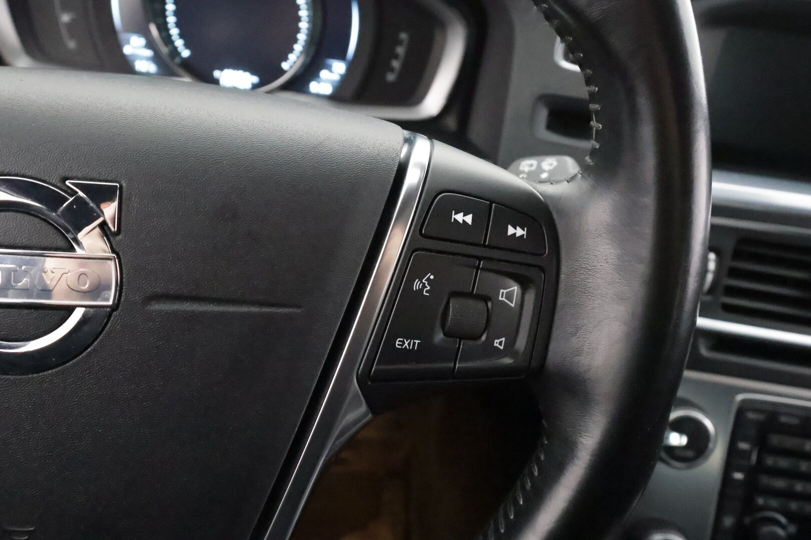 Volvo V60 2014 D4 AWD Business Edition aut - | Webasto | Facelift | Vakkari | Xenon | Kaarevalot | P.tutka | High performance Audio | City Safety | 2x renkaat aluin | Suomiauto | 