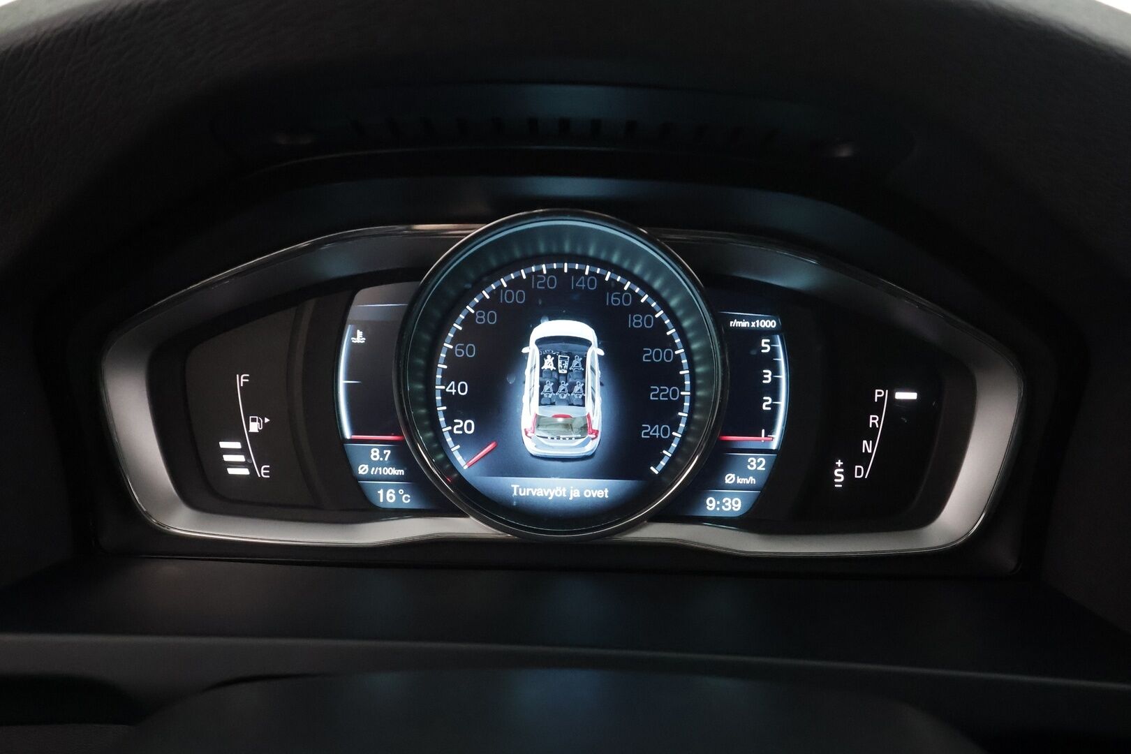 Volvo V60 2014 D4 AWD Business Edition aut - | Webasto | Facelift | Vakkari | Xenon | Kaarevalot | P.tutka | High performance Audio | City Safety | 2x renkaat aluin | Suomiauto | 
