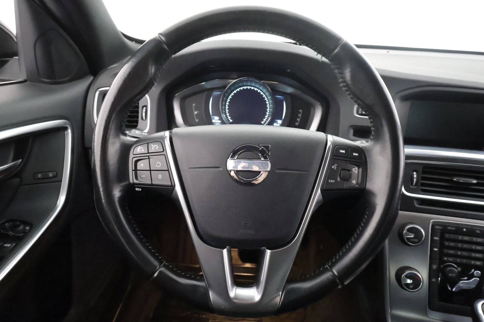Volvo V60 2014 D4 AWD Business Edition aut - | Webasto | Facelift | Vakkari | Xenon | Kaarevalot | P.tutka | High performance Audio | City Safety | 2x renkaat aluin | Suomiauto | 