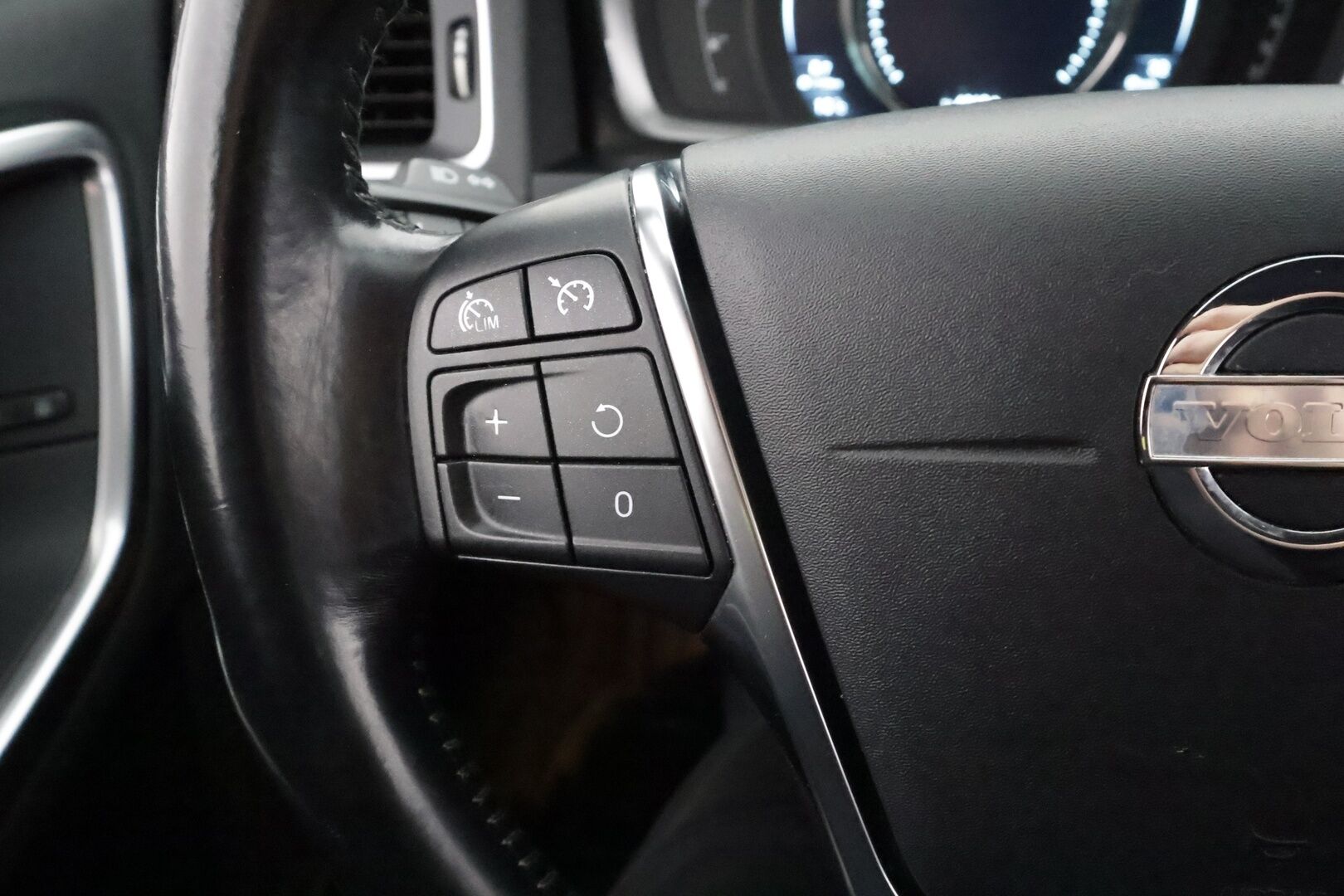 Volvo V60 2014 D4 AWD Business Edition aut - | Webasto | Facelift | Vakkari | Xenon | Kaarevalot | P.tutka | High performance Audio | City Safety | 2x renkaat aluin | Suomiauto | 