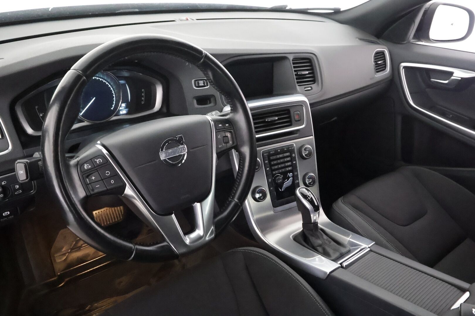 Volvo V60 2014 D4 AWD Business Edition aut - | Webasto | Facelift | Vakkari | Xenon | Kaarevalot | P.tutka | High performance Audio | City Safety | 2x renkaat aluin | Suomiauto | 