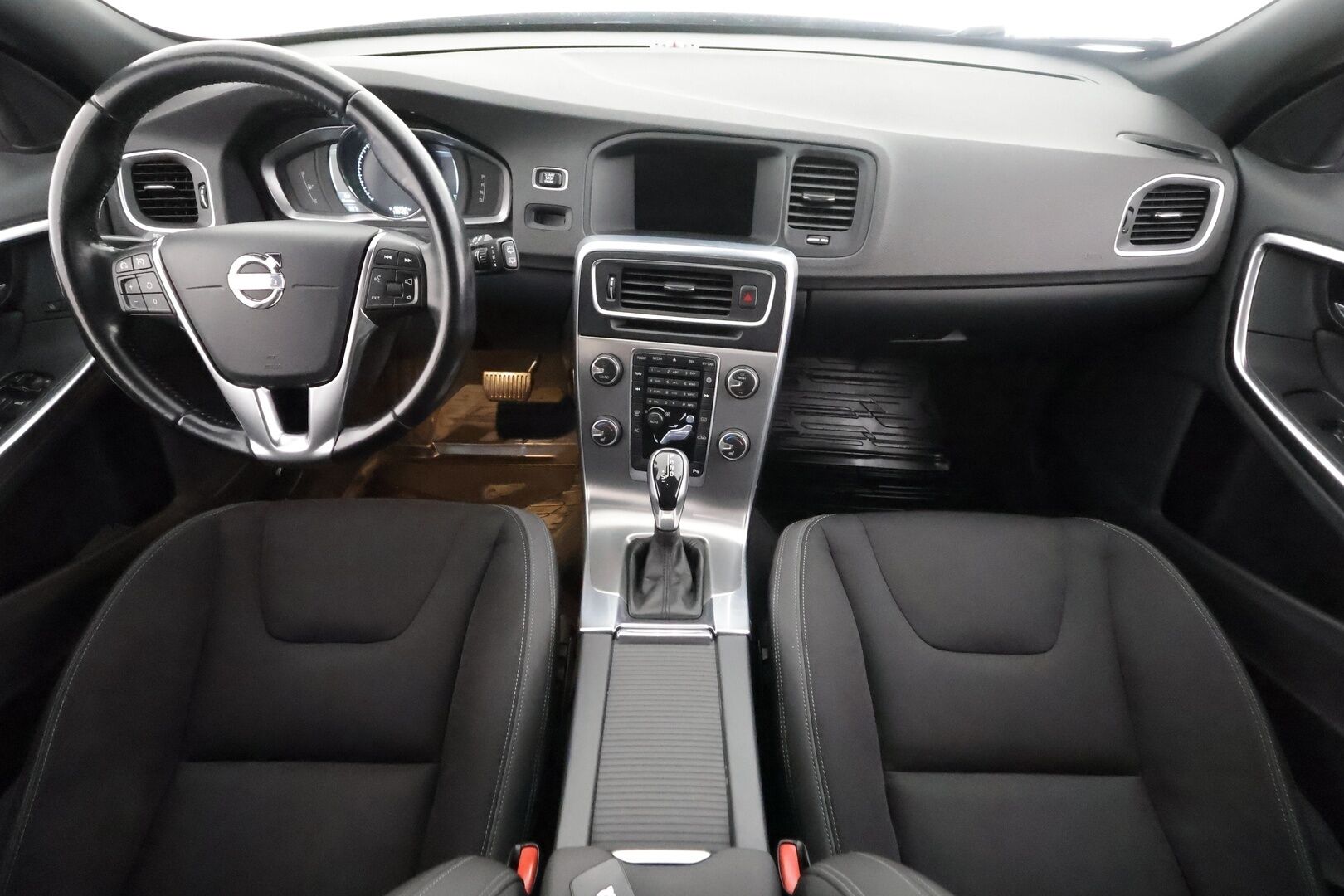 Volvo V60 2014 D4 AWD Business Edition aut - | Webasto | Facelift | Vakkari | Xenon | Kaarevalot | P.tutka | High performance Audio | City Safety | 2x renkaat aluin | Suomiauto | 
