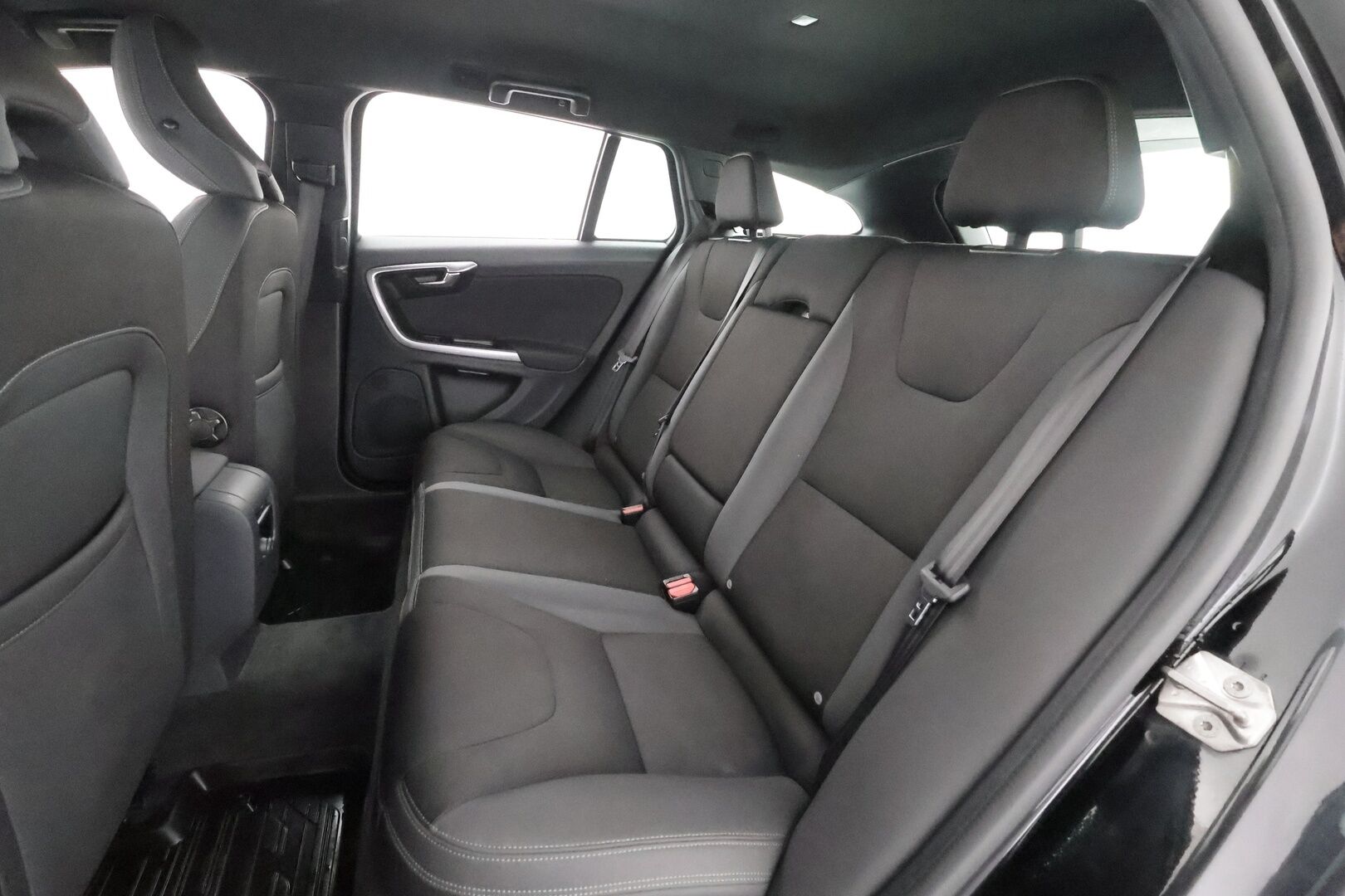 Volvo V60 2014 D4 AWD Business Edition aut - | Webasto | Facelift | Vakkari | Xenon | Kaarevalot | P.tutka | High performance Audio | City Safety | 2x renkaat aluin | Suomiauto | 