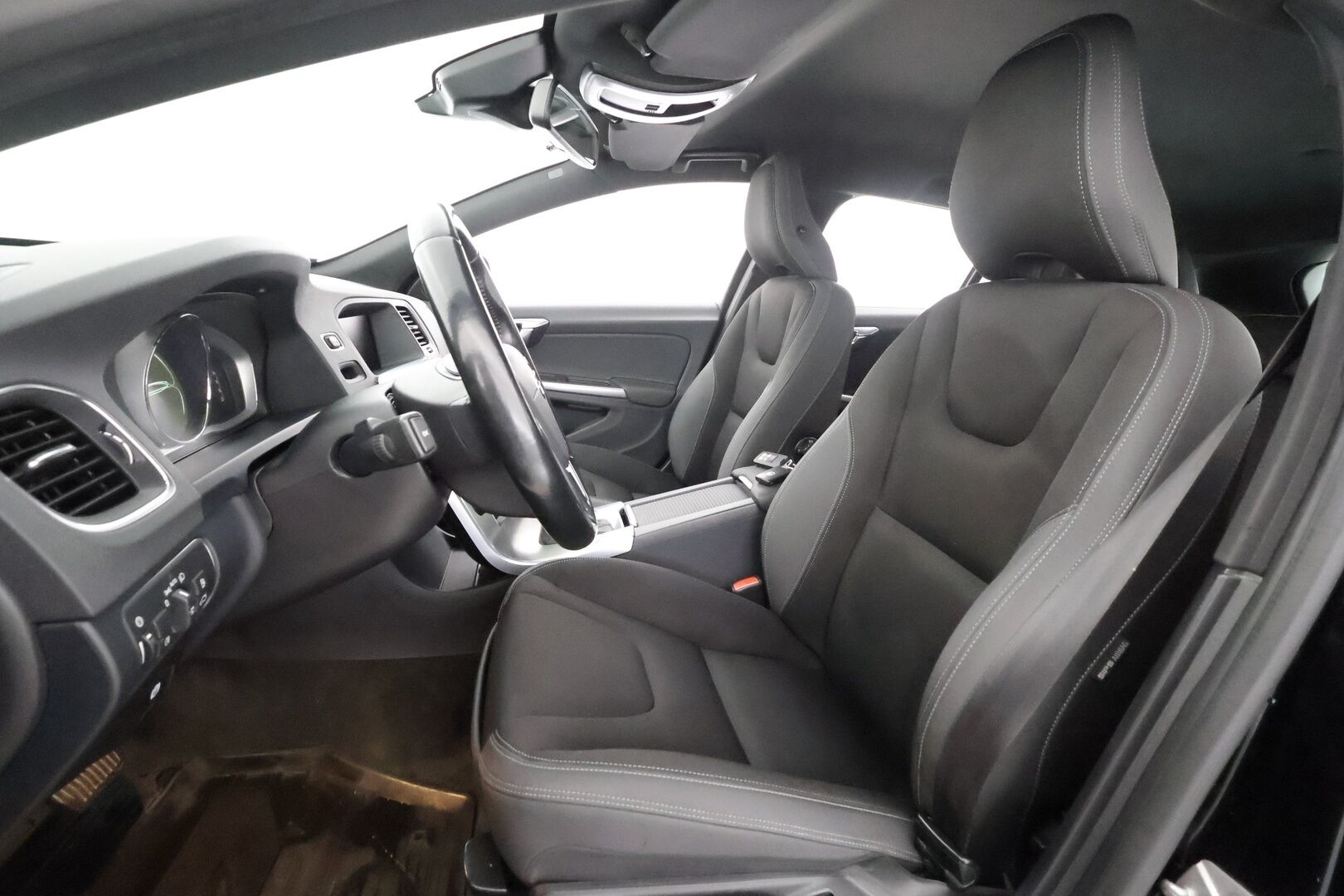 Volvo V60 2014 D4 AWD Business Edition aut - | Webasto | Facelift | Vakkari | Xenon | Kaarevalot | P.tutka | High performance Audio | City Safety | 2x renkaat aluin | Suomiauto | 