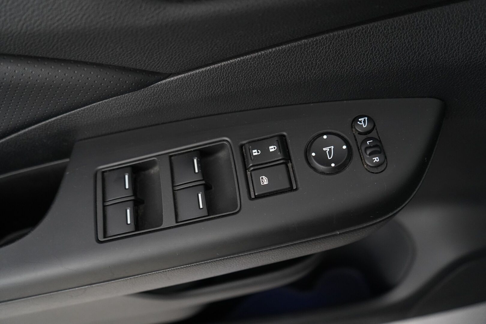 Honda CR-V 2014 1,6 Diesel Lifesyle Business * P.Kamera / Nahka-alcantara / Vakkari / Vetokoukku - Suomi-auto / Kahdet renkaat alumiinivantein / Vetokoukku / Fiksu huoltohistoria