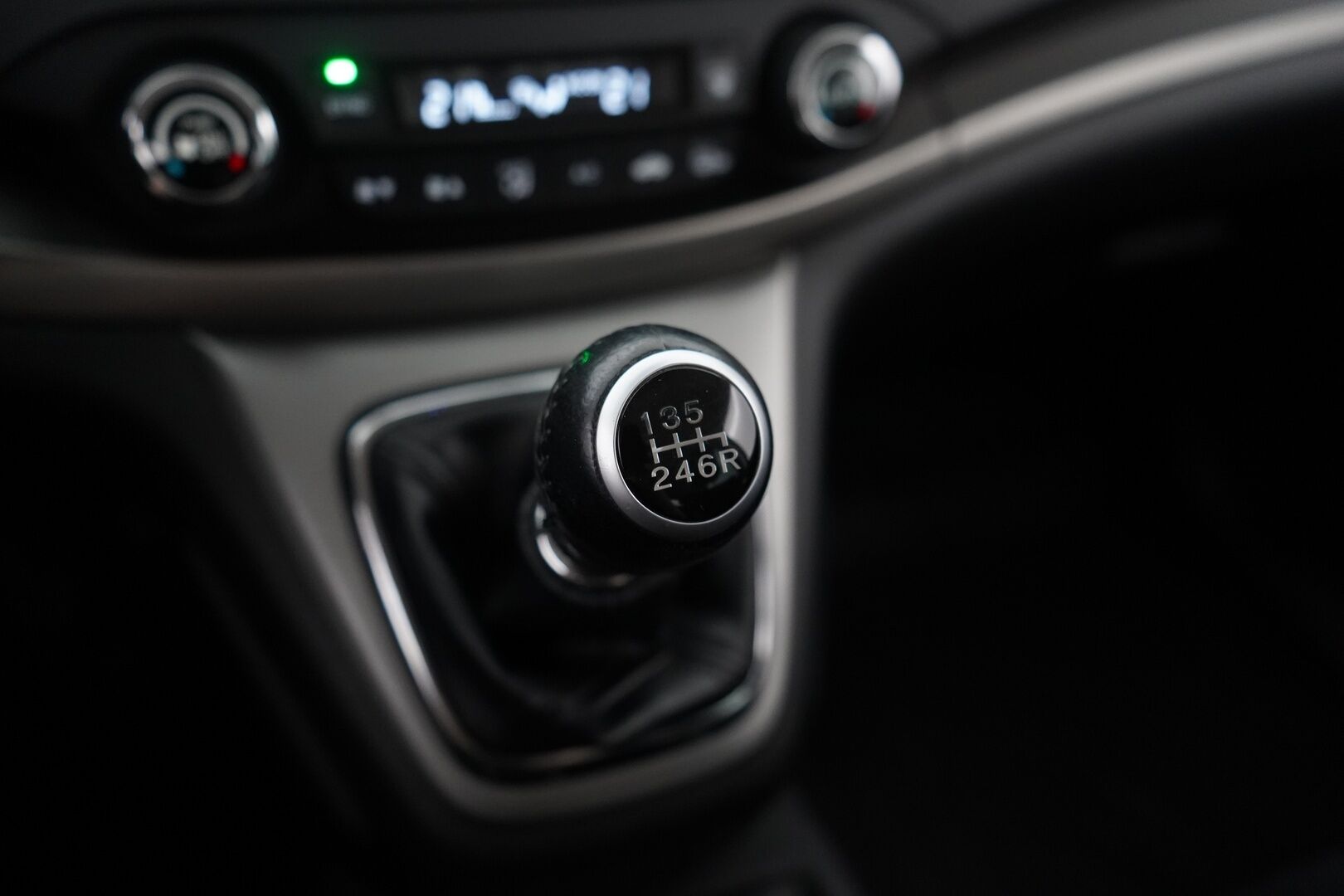 Honda CR-V 2014 1,6 Diesel Lifesyle Business * P.Kamera / Nahka-alcantara / Vakkari / Vetokoukku - Suomi-auto / Kahdet renkaat alumiinivantein / Vetokoukku / Fiksu huoltohistoria