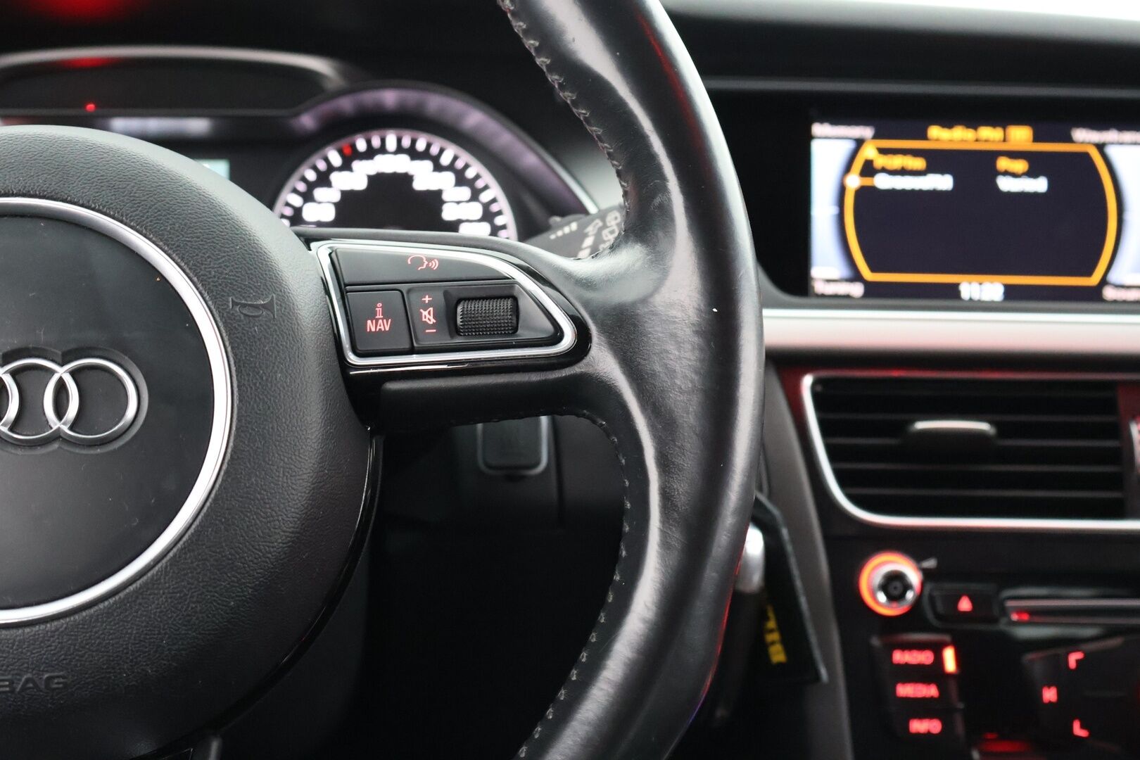 Audi A4 ALLROAD 2014 Land of quattro Edition 2,0 TFSI 165 kW quattro S tronic - | Suomi-Auto | Webasto | Vakkari | Sport-Istuimet | Vetokoukku | Sähköluukku