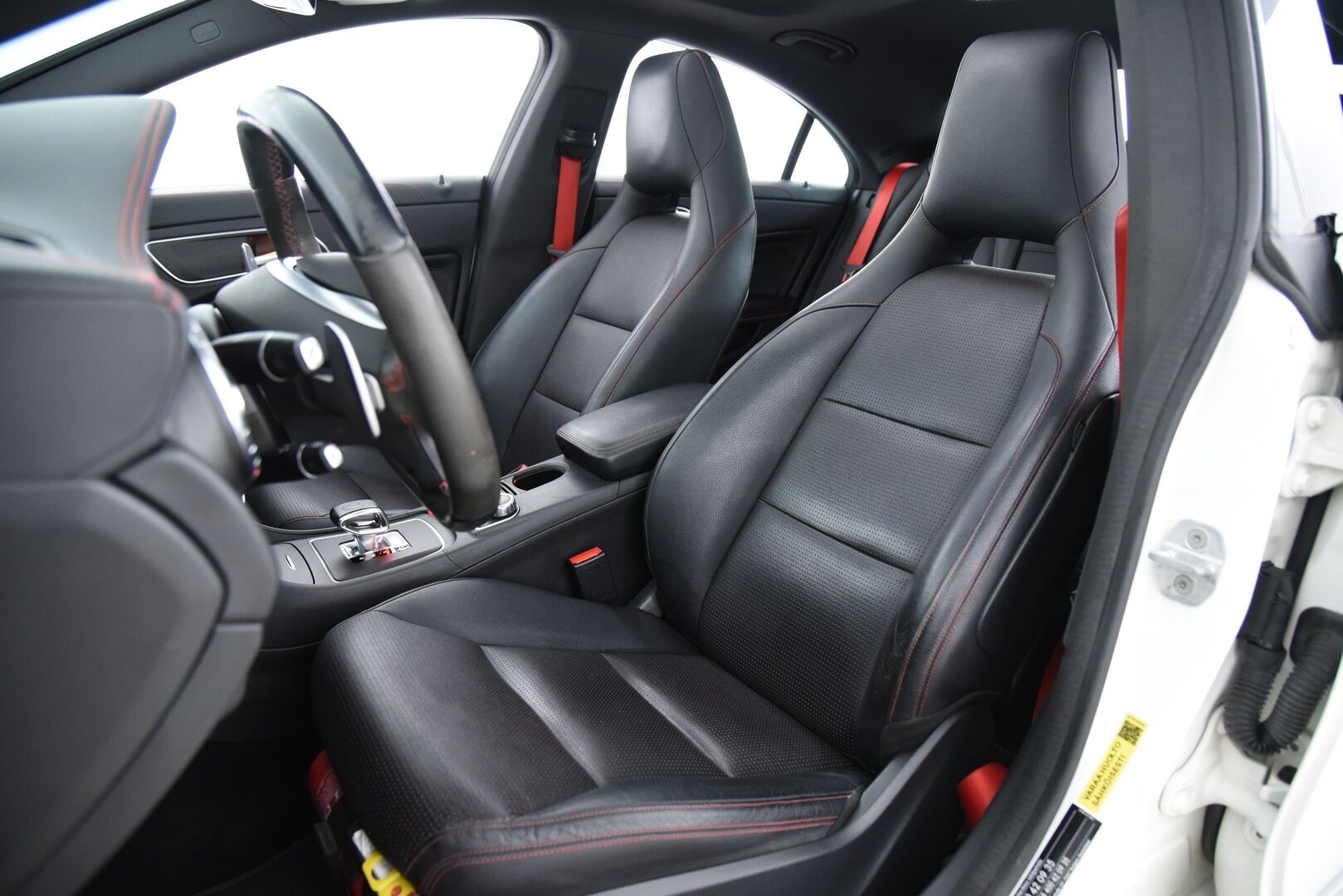 Mercedes-Benz CLA 45 AMG 2014 45 AMG 4Matic A / Distronic+ / H/K / Panorama / Sport-putkisto / BLIS / Muistipenkki / - / Suomi-auto / Ketju tarkistettu! / Tuoreesti huollettu / Huippusiisti! / - HULLU BLACKWEEK KORKOTARJOUS 2,49%