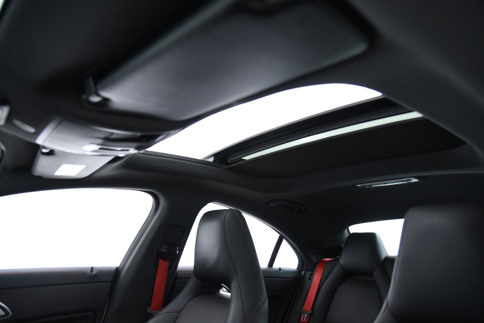 Mercedes-Benz CLA 45 AMG 2014 45 AMG 4Matic A / Distronic+ / H/K / Panorama / Sport-putkisto / BLIS / Muistipenkki / - / Suomi-auto / Ketju tarkistettu! / Tuoreesti huollettu / Huippusiisti! / - HULLU BLACKWEEK KORKOTARJOUS 2,49%