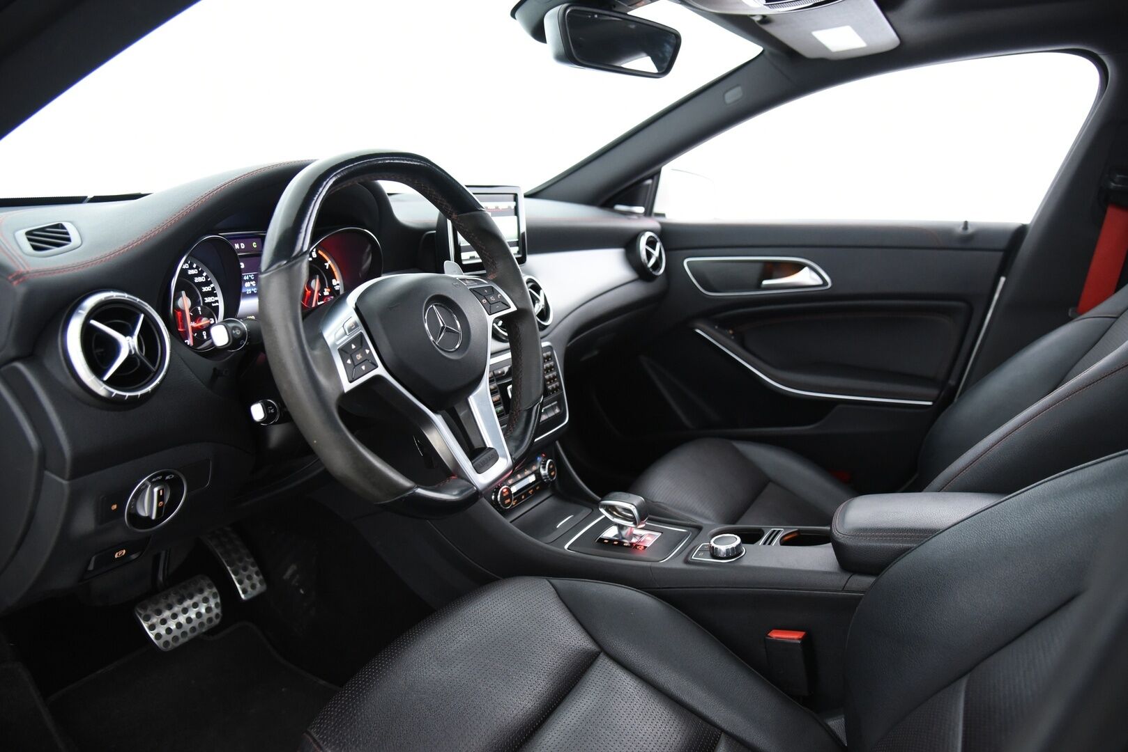 Mercedes-Benz CLA 45 AMG 2014 45 AMG 4Matic A / Distronic+ / H/K / Panorama / Sport-putkisto / BLIS / Muistipenkki / - / Suomi-auto / Ketju tarkistettu! / Tuoreesti huollettu / Huippusiisti! / - HULLU BLACKWEEK KORKOTARJOUS 2,49%